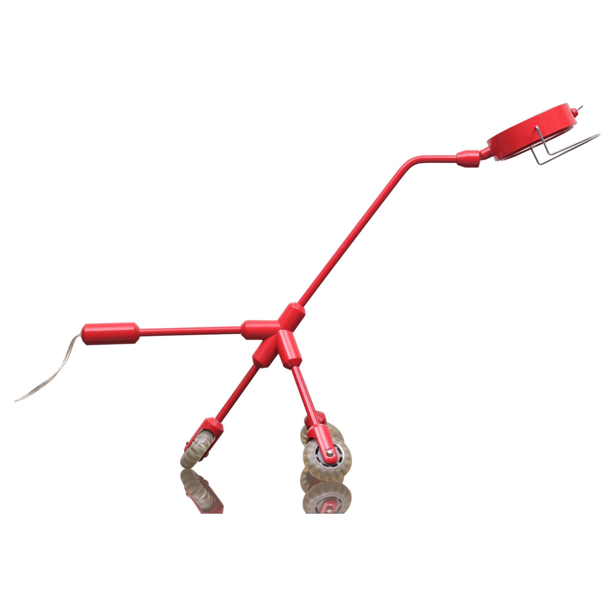Lampe de table modèle Kila Red Dog a été conçue par Harry Allen pour Ikea.
Il s'est inspiré de son long intérêt pour le patinage sur rouleau.
Les trois roues en caoutchouc soutiennent la lampe et tournent en cercles.
Vous pouvez tourner