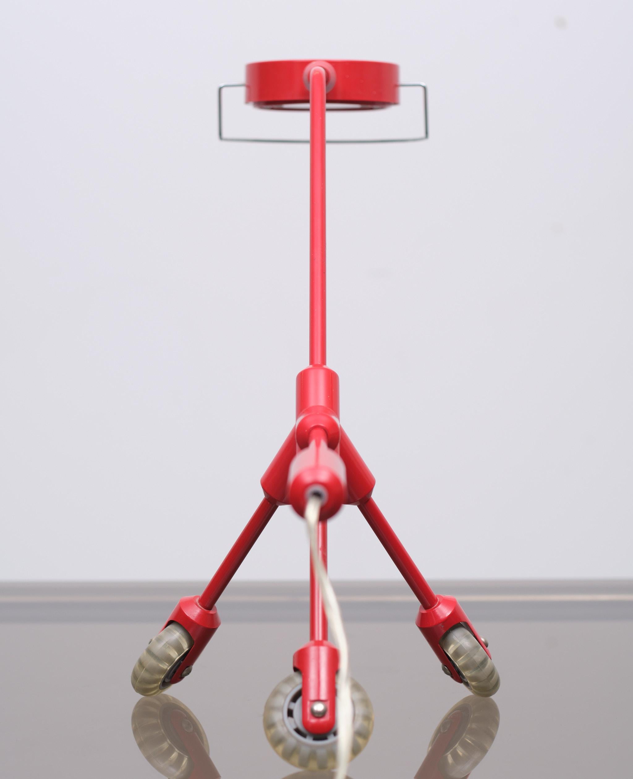 Moderne IKEA lampe de bureau Kila avec chien rouge sur roues en vente