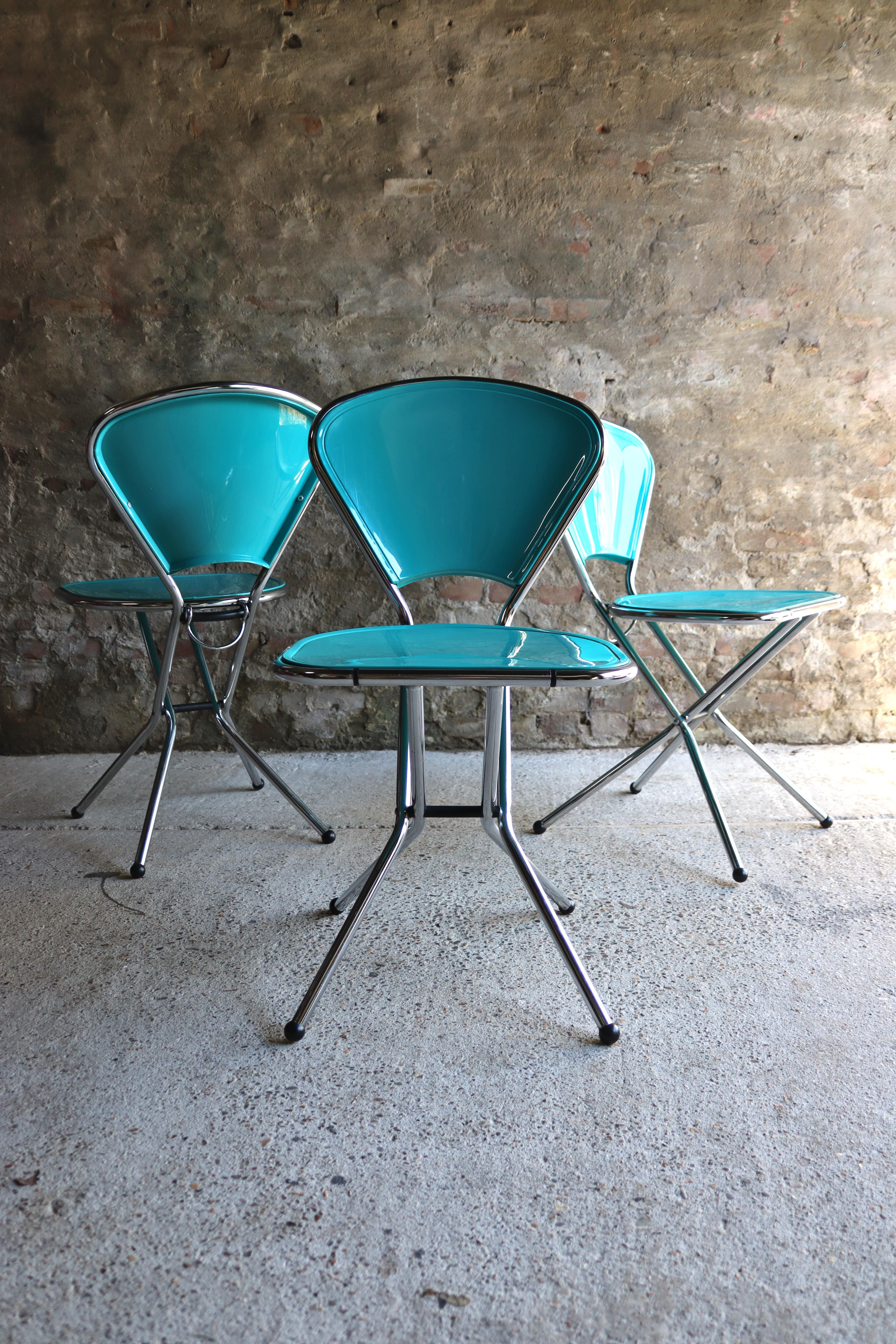 Diese coolen Klappstühle wurden von Niels Gammelgaard für IKEA entworfen und waren ab 1987 für kurze Zeit auf dem Markt. Diese Stühle sind heutzutage sehr selten. Wir bieten 3 Klappstühle an. Sie sind alle in gutem Zustand, aber einer der Stühle hat