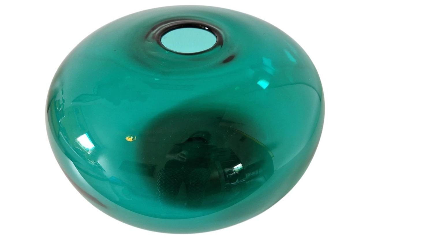 Grande e bellissimo vaso ''Donut'' di colore verde smeraldo prodotto da Ikea, fuori produzione nel 1999. Il modello si chiama ''Stockholm''. 