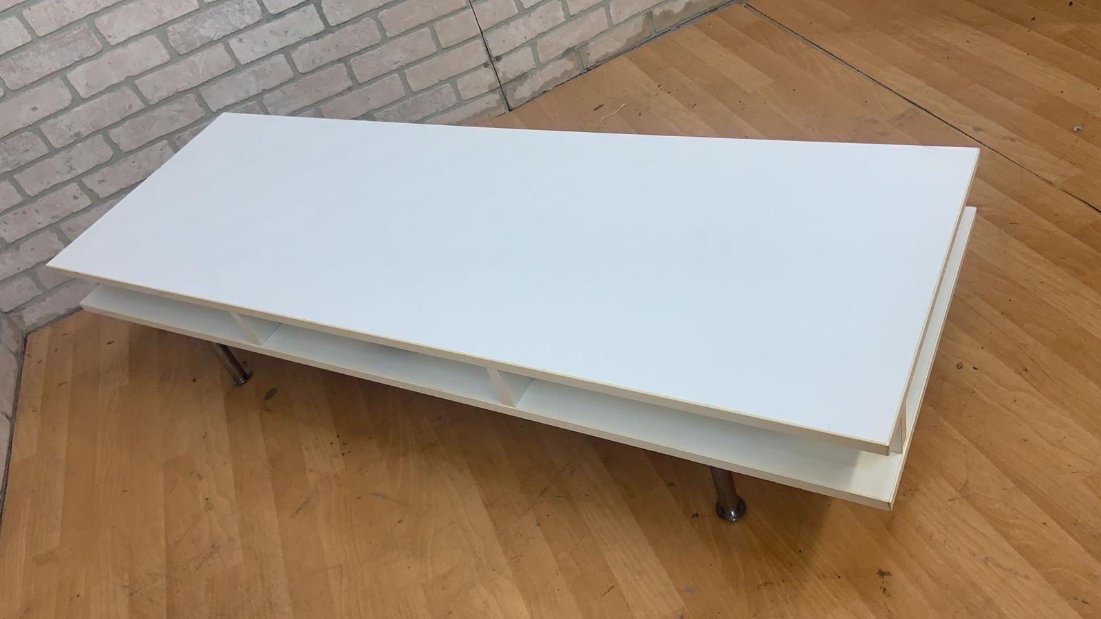 Ikea Tofteryd TV Bench in Glossy White In Good Condition For Sale In Chicago, IL