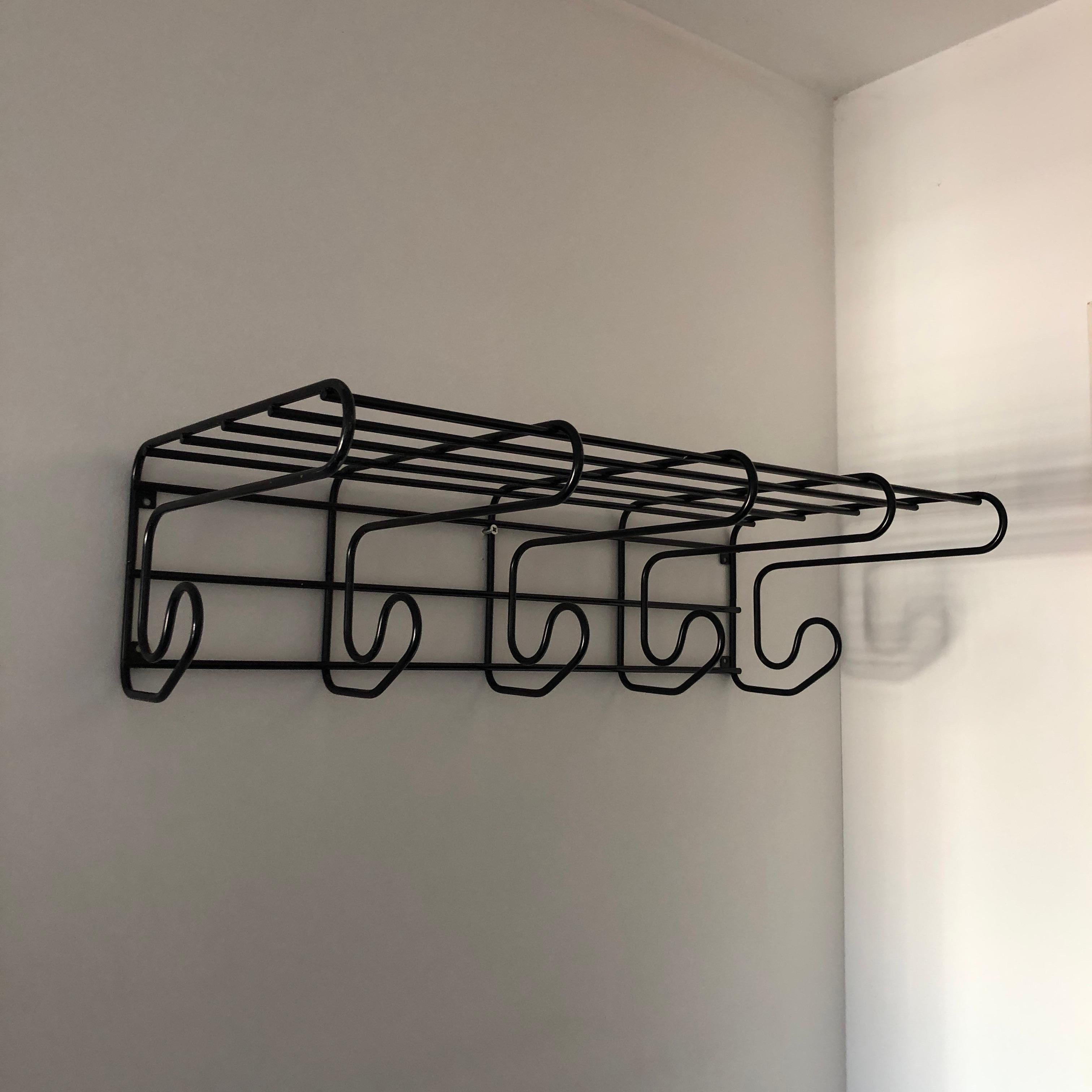 Svedese Ikea Vintage Pop Frän Appendiabiti in metallo nero retrò con ripiano anni '80 Postmoderno in vendita