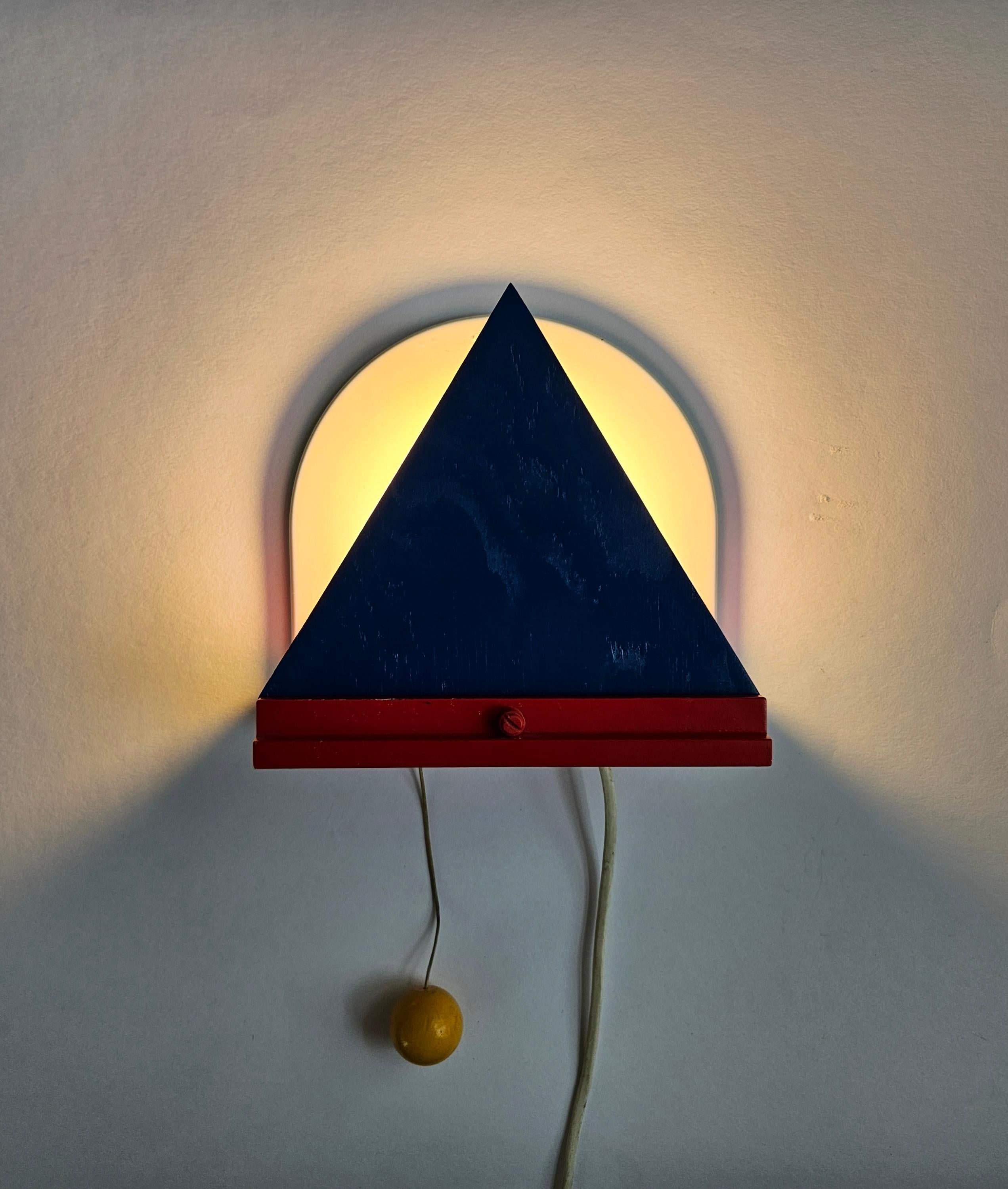 Lámpara de pared Ikea al estilo de Ettore Sottsass, Memphis Milano, Italia, años 80 Moderno de mediados de siglo en venta