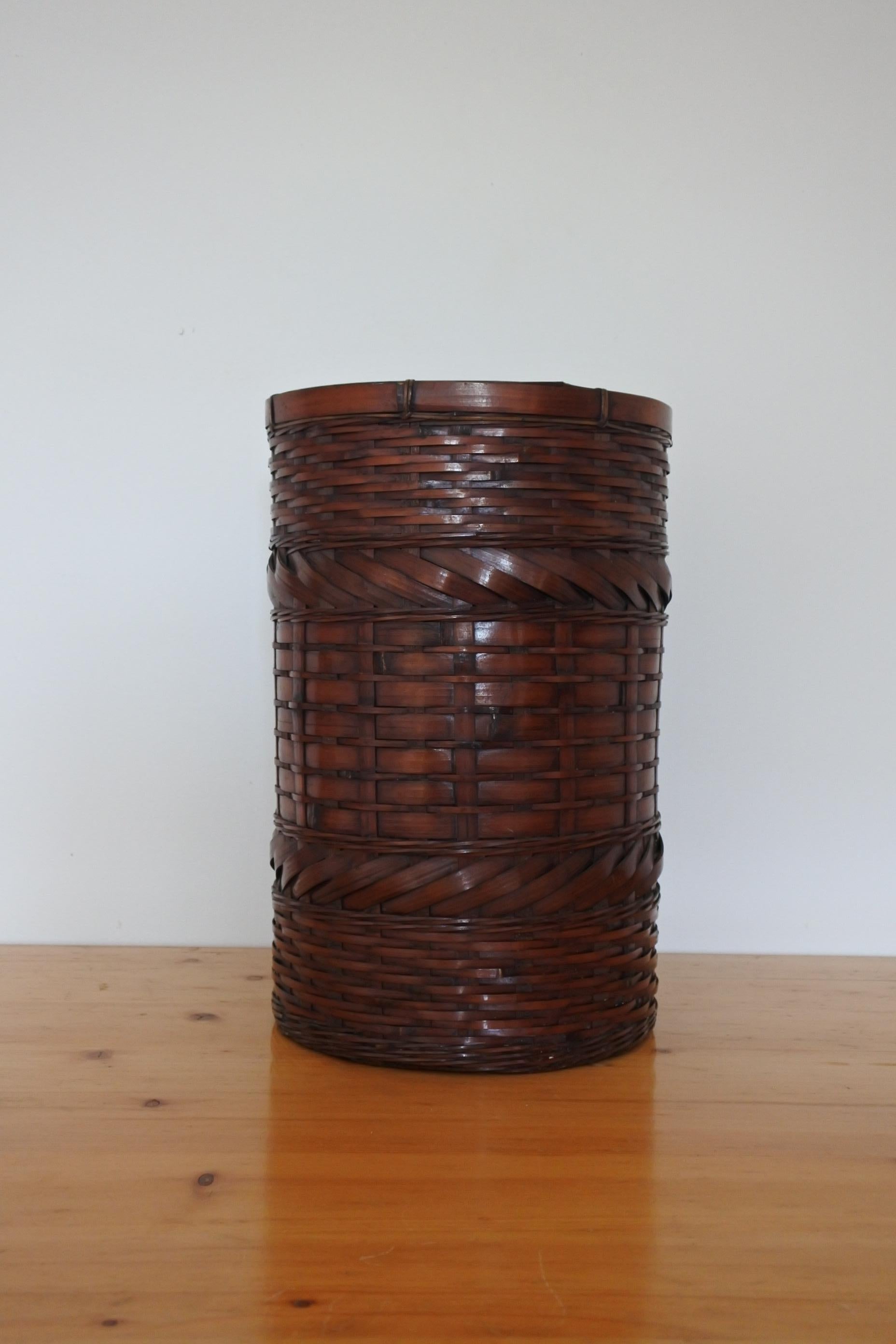 Ikebana basket in woven bamboo.
Japan, pre-war Showa period.

Originally for flower arrangements, it can also be used as a planter or else.