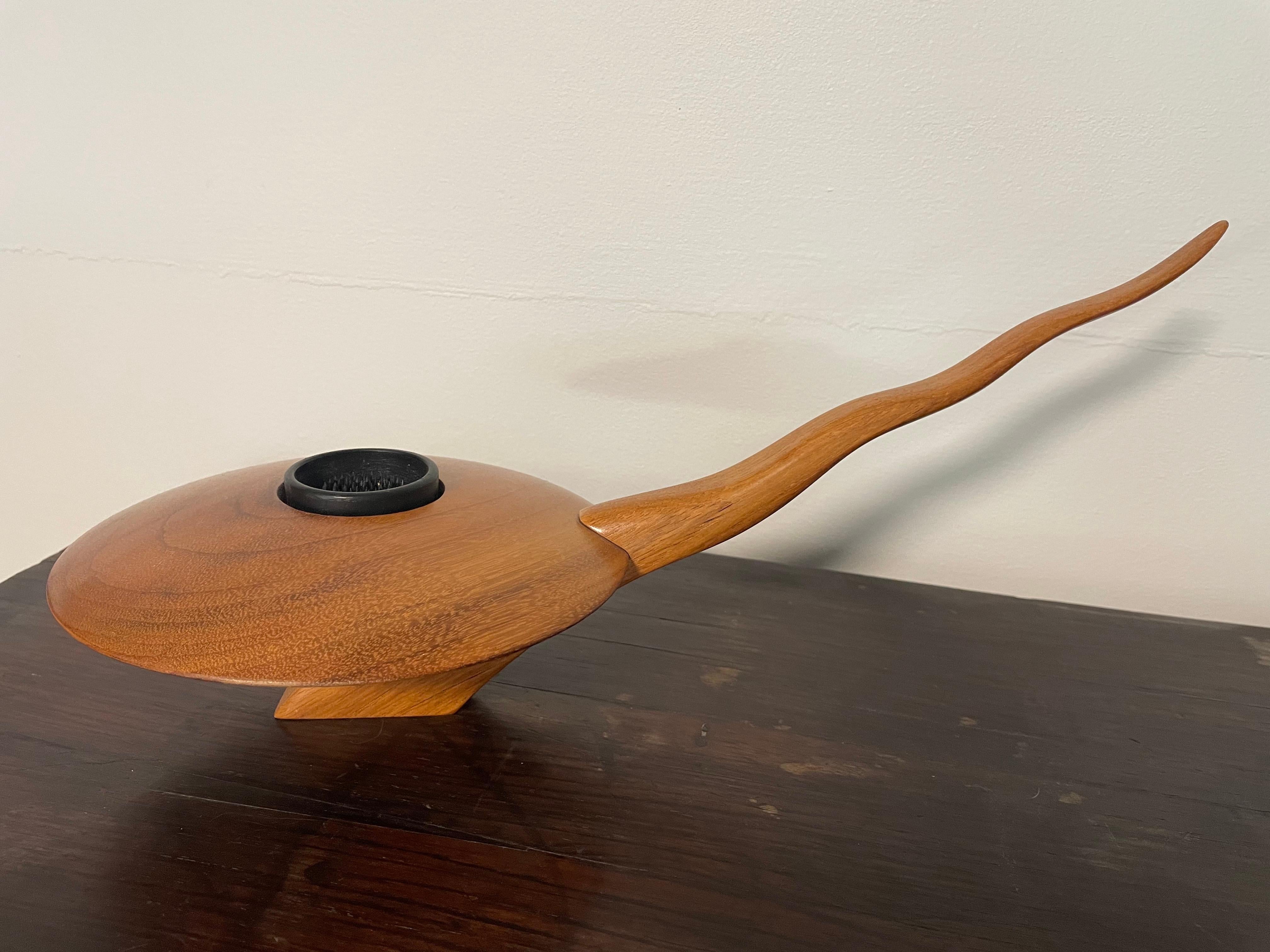 Magnifique vase Ikebana en bois tourné à la main par Joseph Kovecses. Le design donne l'impression que la forme de la soucoupe flotte. Signé à la main sur le fond. Livré avec la grenouille de fleur en fer telle que photographiée. 