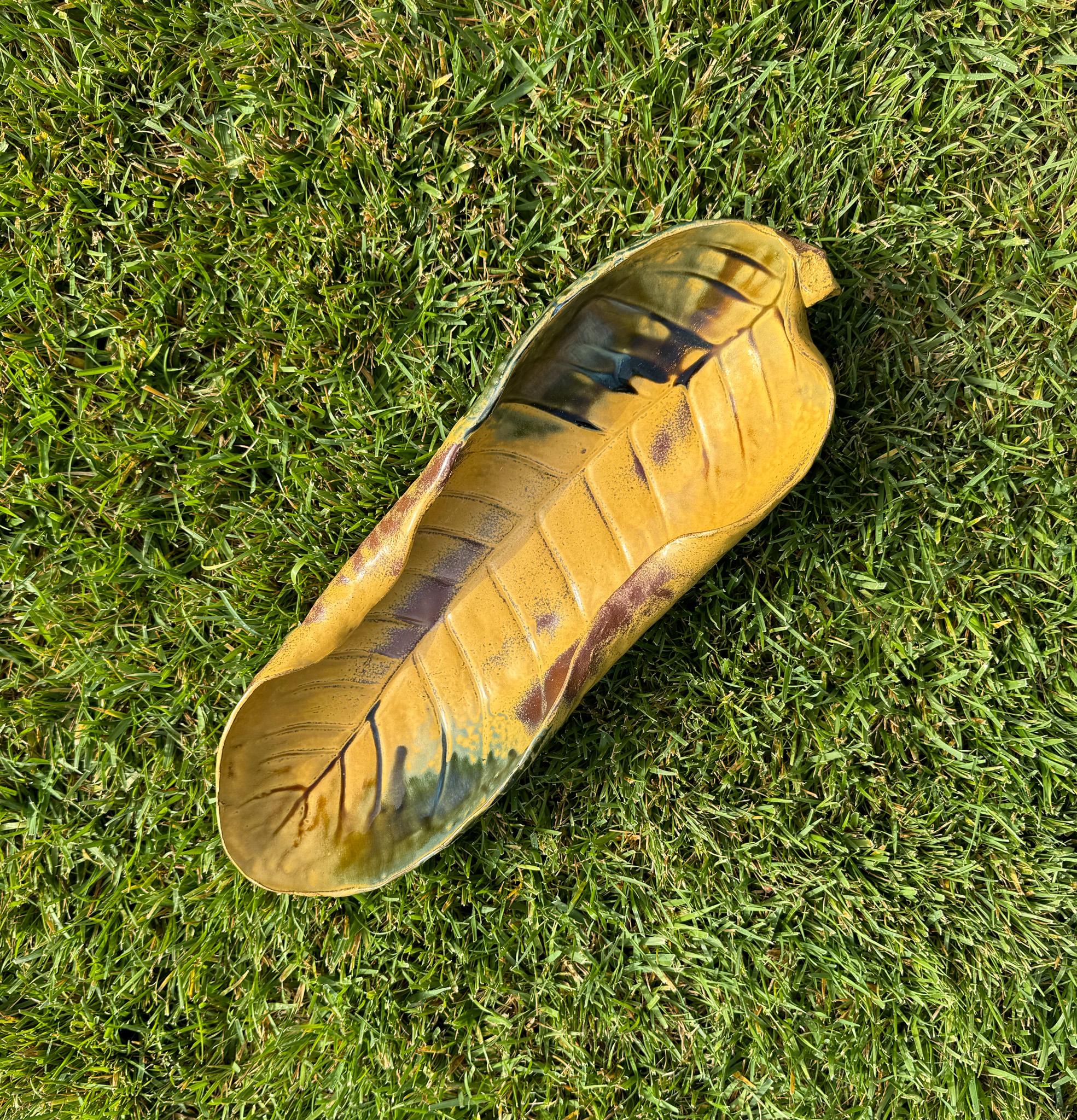 Plateau / jardinière en forme de feuille de bananier en céramique Ikebana, Japon C.C. en vente 3