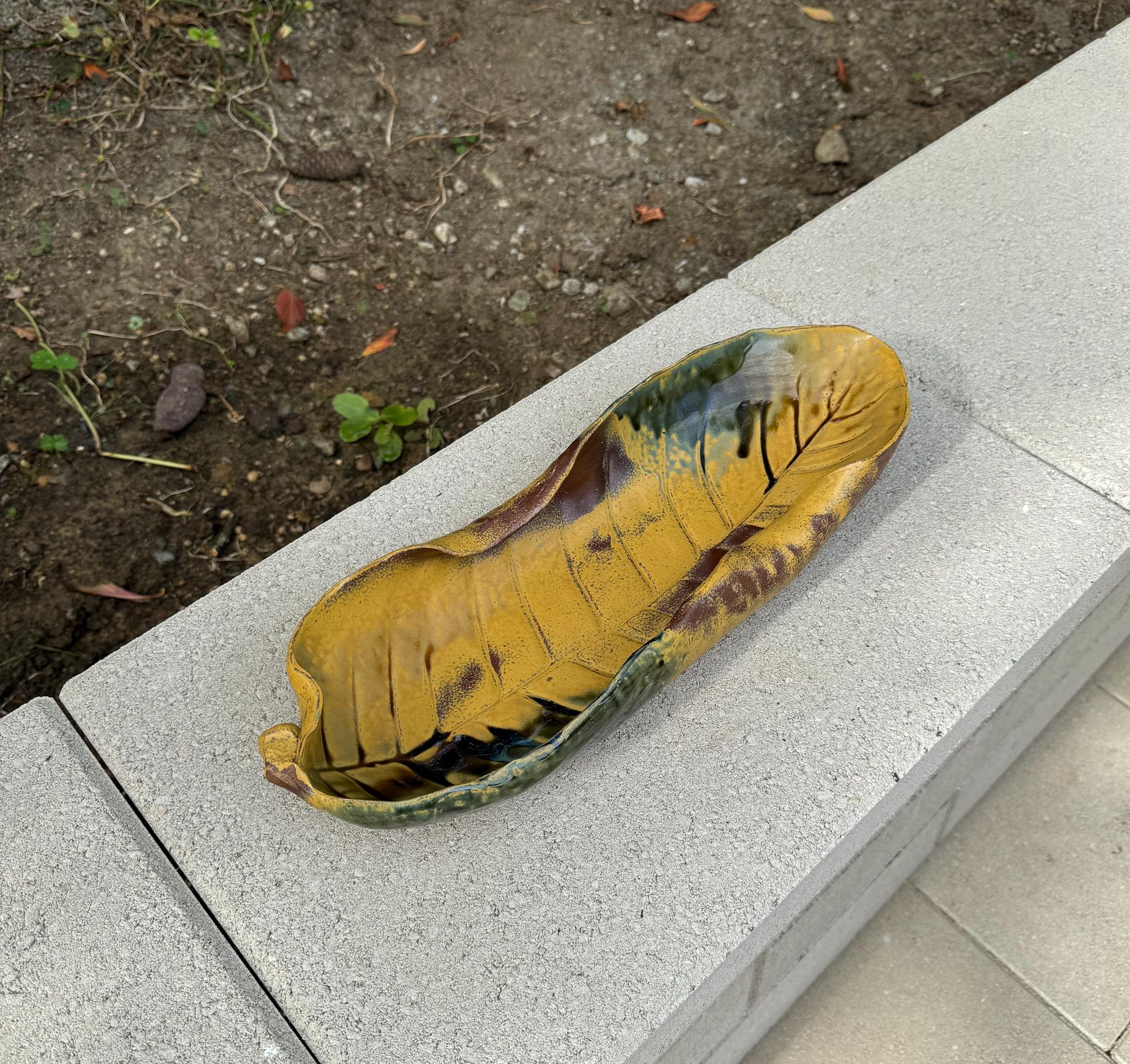 Vernissé Plateau / jardinière en forme de feuille de bananier en céramique Ikebana, Japon C.C. en vente