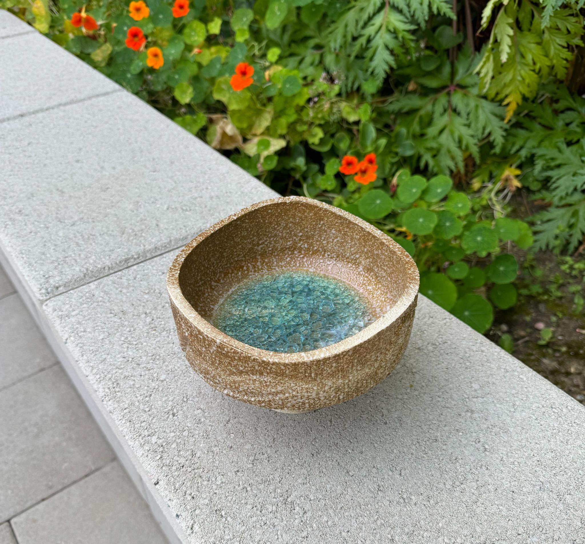Vaso in ceramica Ikebana con interno in vetro craquelé, Giappone, c.C. 1970 In condizioni buone in vendita a San Juan Capistrano, CA