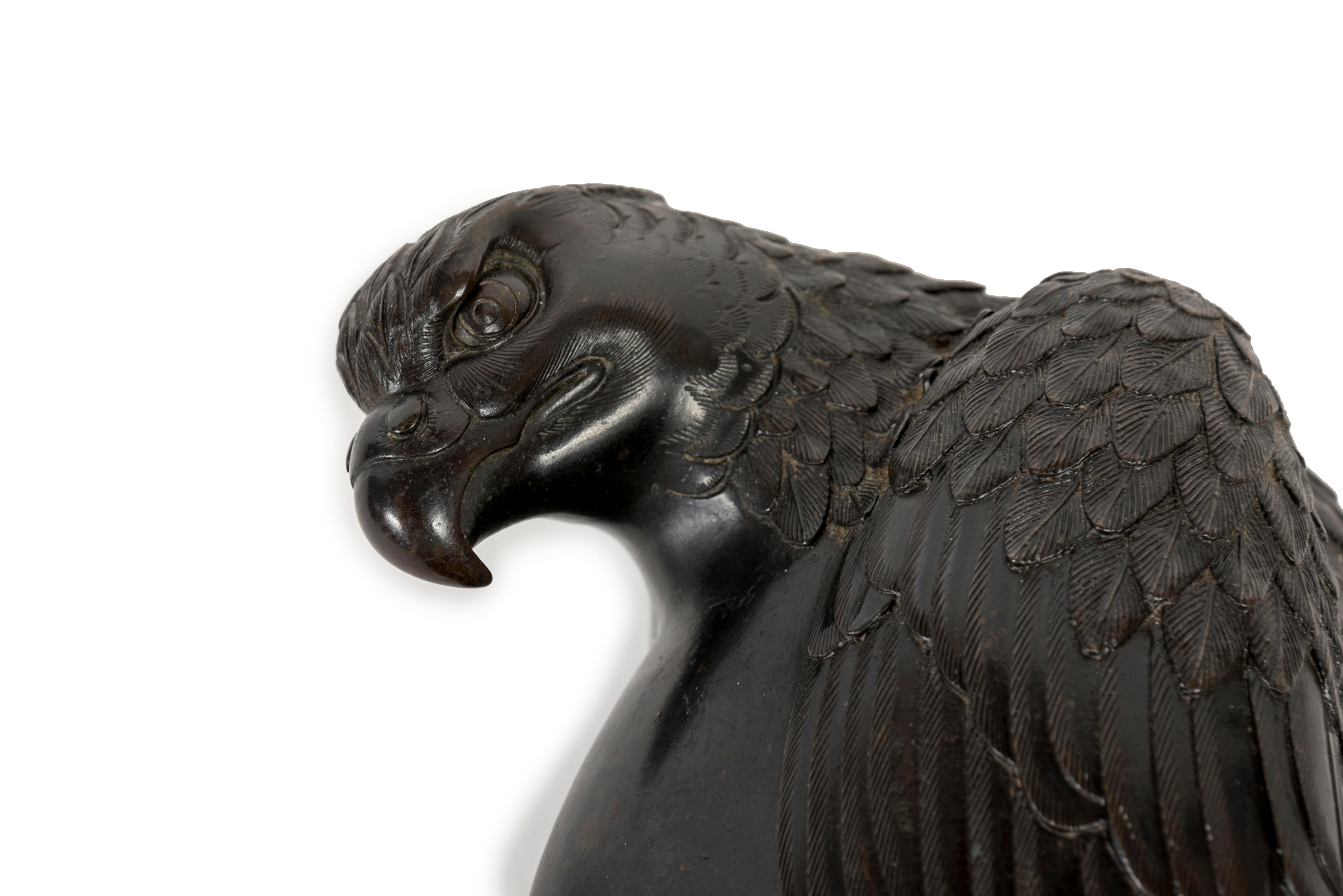Meiji Ikebana en bronze représentant un Hawk destiné à être accroché au mur pour exposer des fleurs en vente
