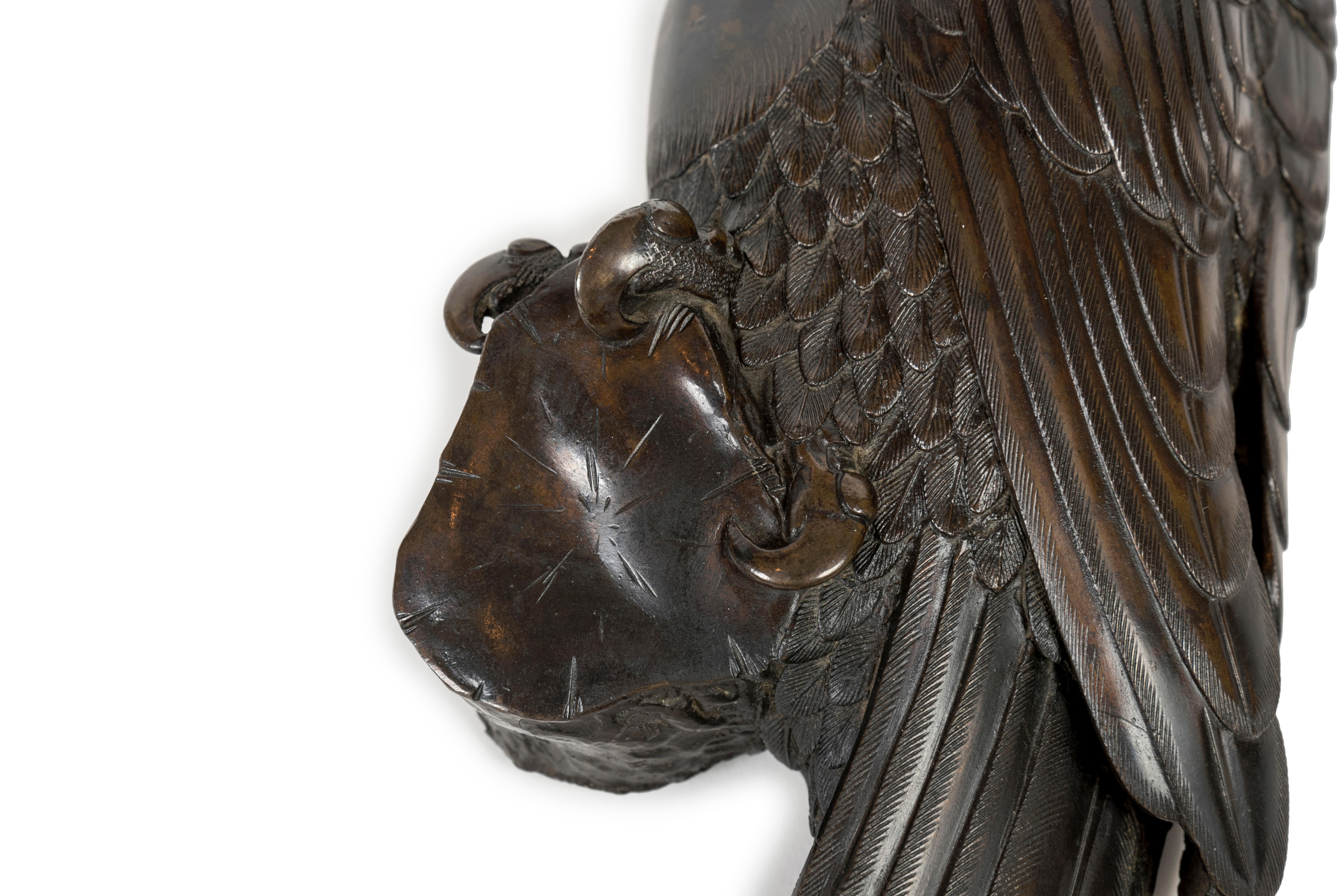 Japonais Ikebana en bronze représentant un Hawk destiné à être accroché au mur pour exposer des fleurs en vente