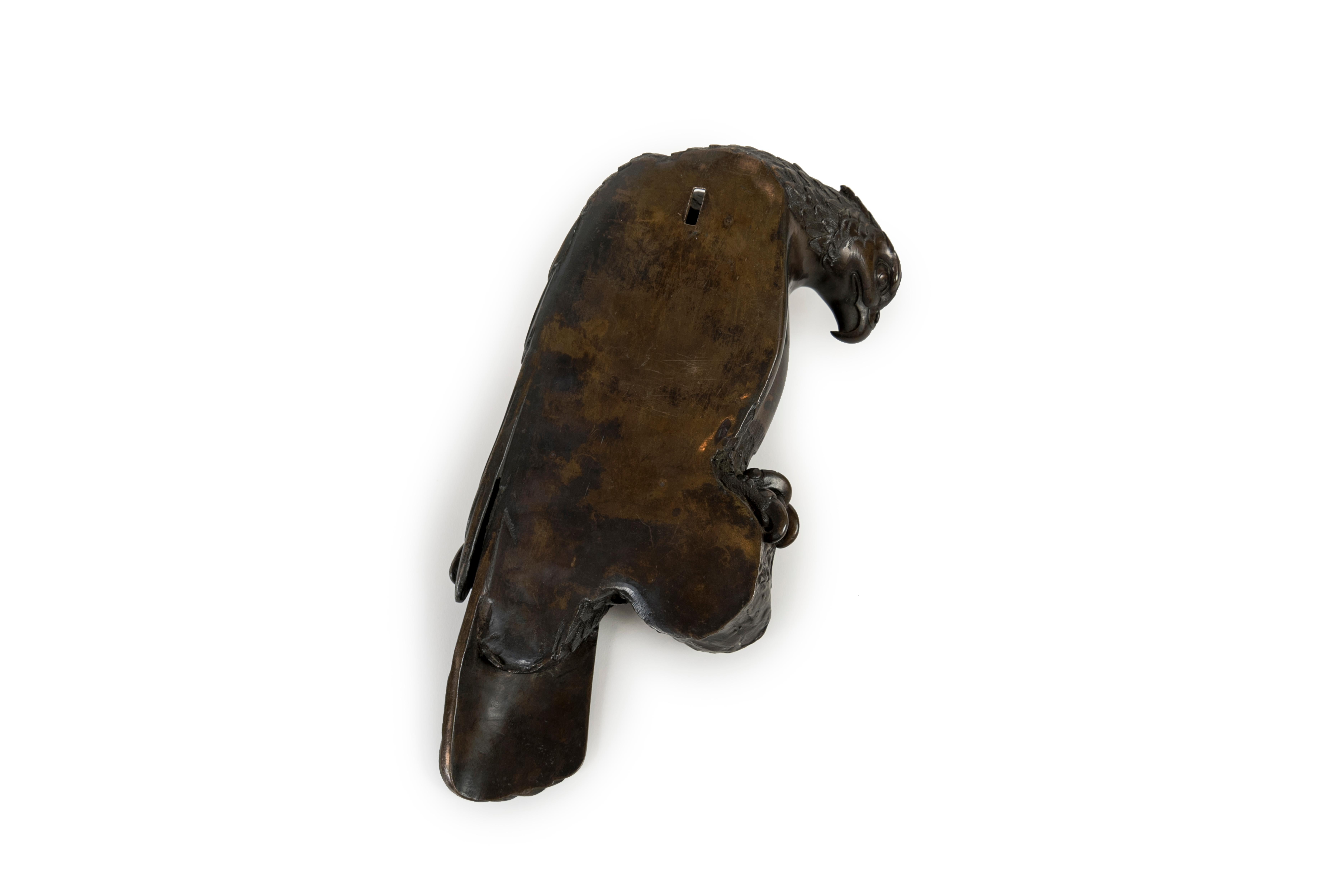 Moulage Ikebana en bronze représentant un Hawk destiné à être accroché au mur pour exposer des fleurs en vente
