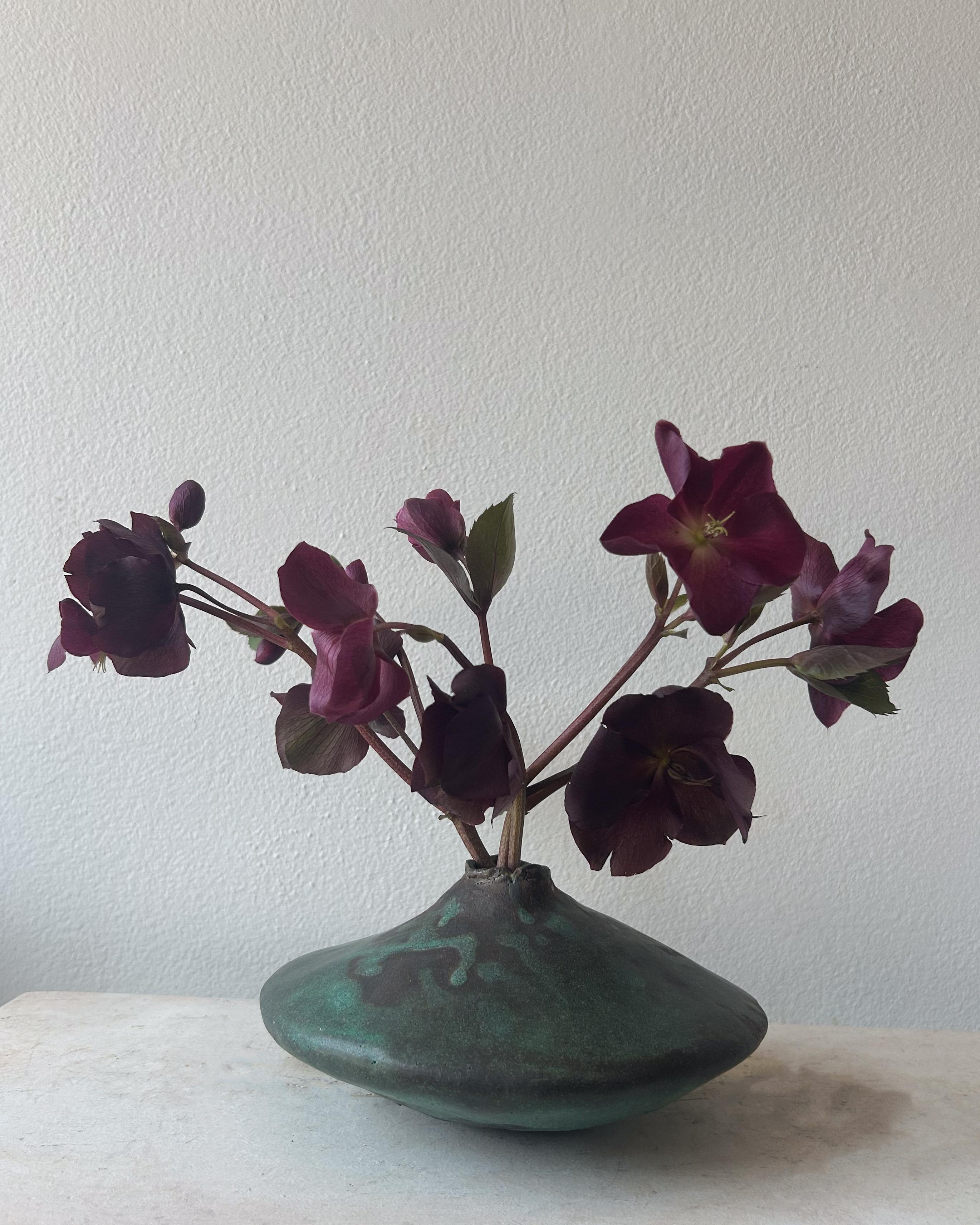 Vase Wabi Sabi parfait pour une tige unique ou un petit bouquet. Disponible en patine, bronze doré ou blanc mat sur terre d'ombre. Le vase est bas et large, et chacun est vraiment unique, bien qu'ils soient tous fabriqués selon les mêmes
