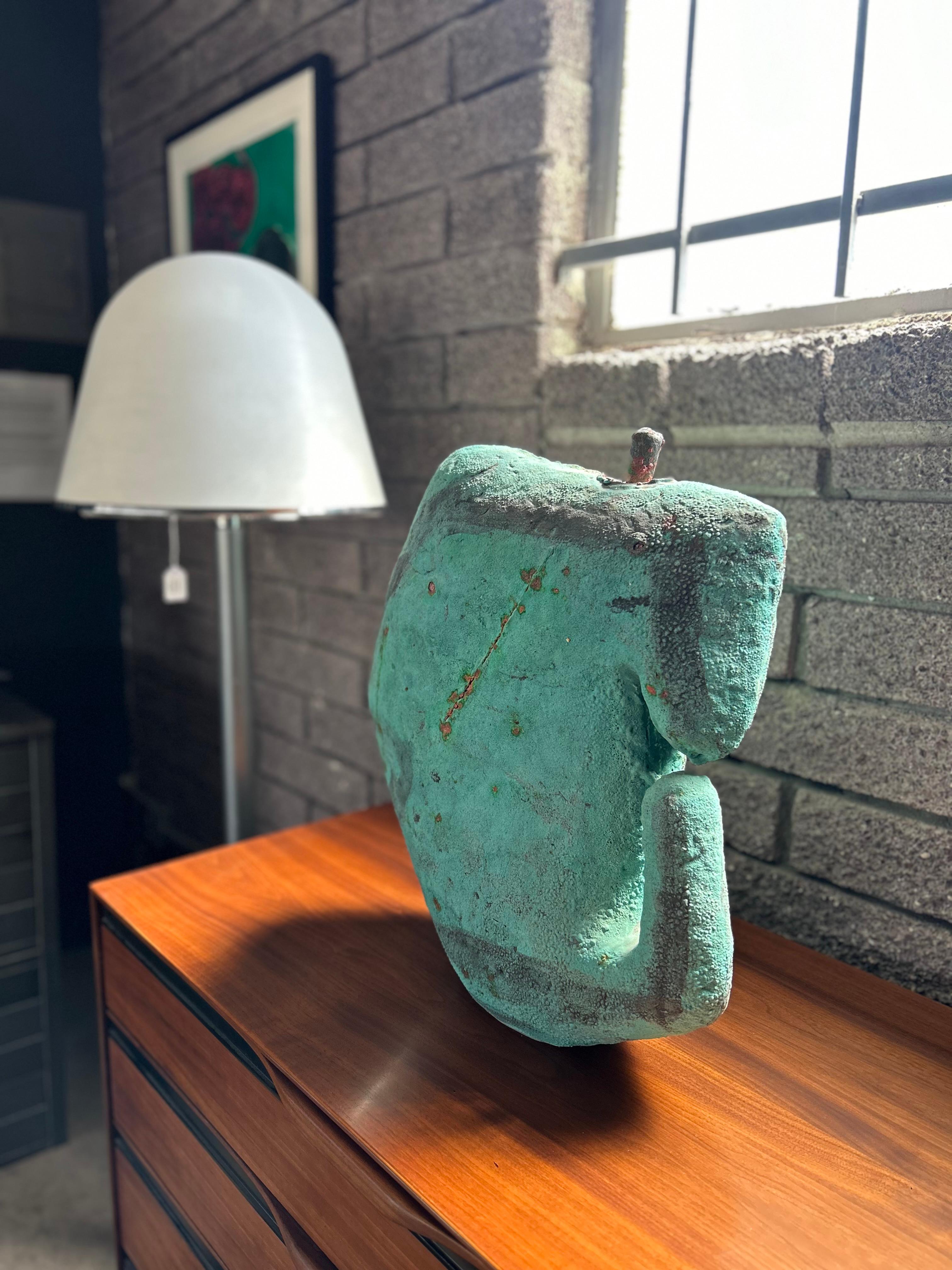 Ikeda Yoshiro Scultura monumentale in ceramica. Lo smalto di quest'opera di grandi dimensioni ha un aspetto di rame patinato. Ha una sensazione e una scala meravigliosa da tutte le prospettive.
