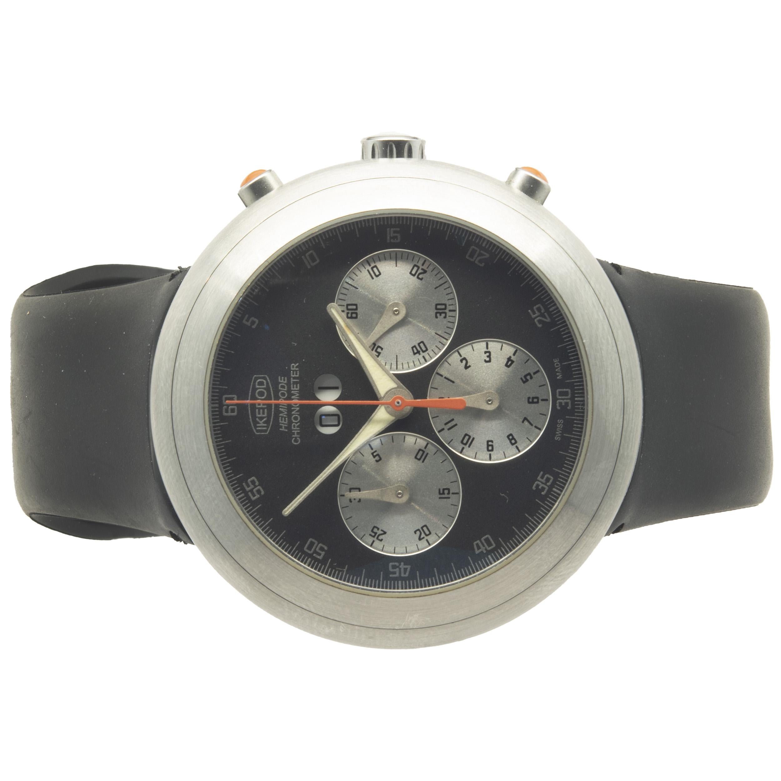 Mouvement : automatique
Fonction : heures, minutes, secondes, date, chronographe.
Boîtier : boîtier rond en acier inoxydable, verre saphir, couronne à poussoir.
Cadran : cadran noir
Bracelet : caoutchouc noir, fermoir intégré
Numéro de série