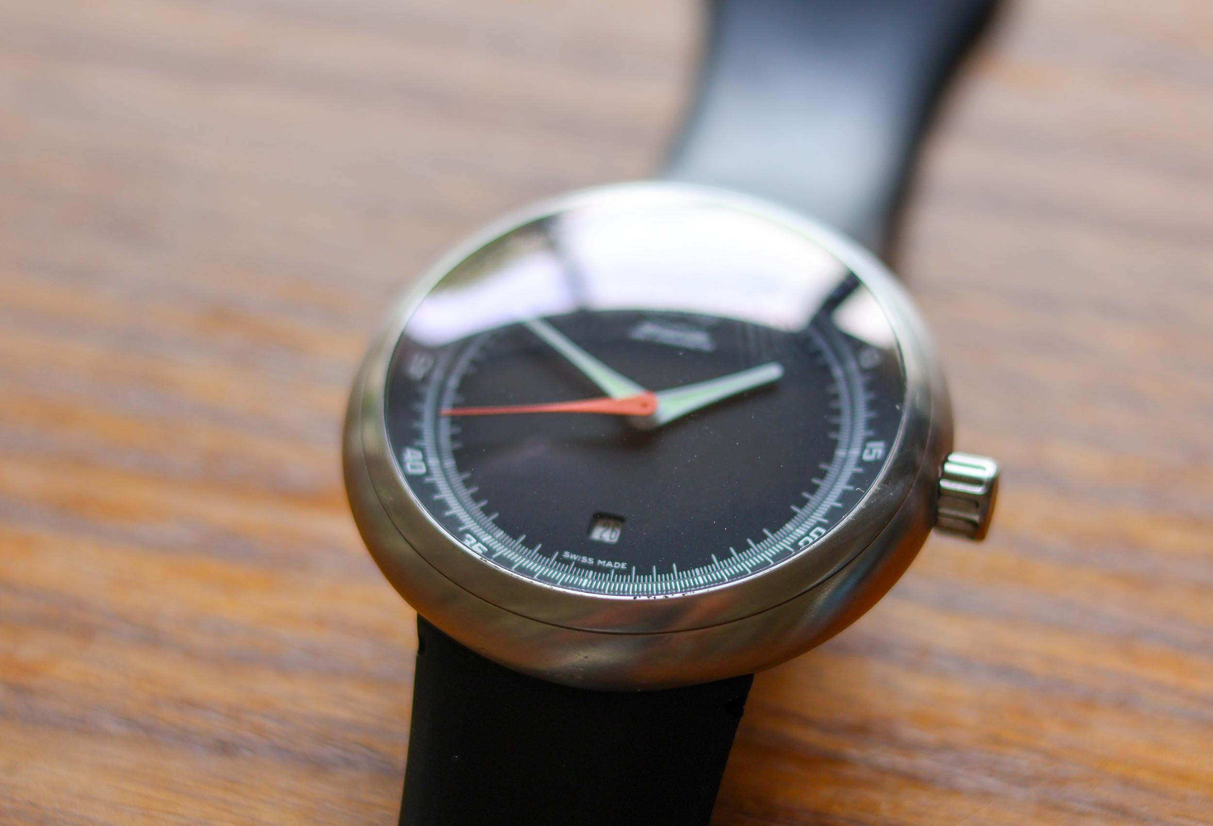Tolle Vintage-Uhr von Ikepod, entworfen von Marc Newson. 
Uhrwerk: Automatikwerk ETA 2893-2 mit 44 Stunden Gangreserve
Funktion: Datum, Chronometer
Gehäuse aus Edelstahl, Durchmesser (mm): 46
Dicke (mm): 17
Wasserdicht (in Metern): 50
Glas:
