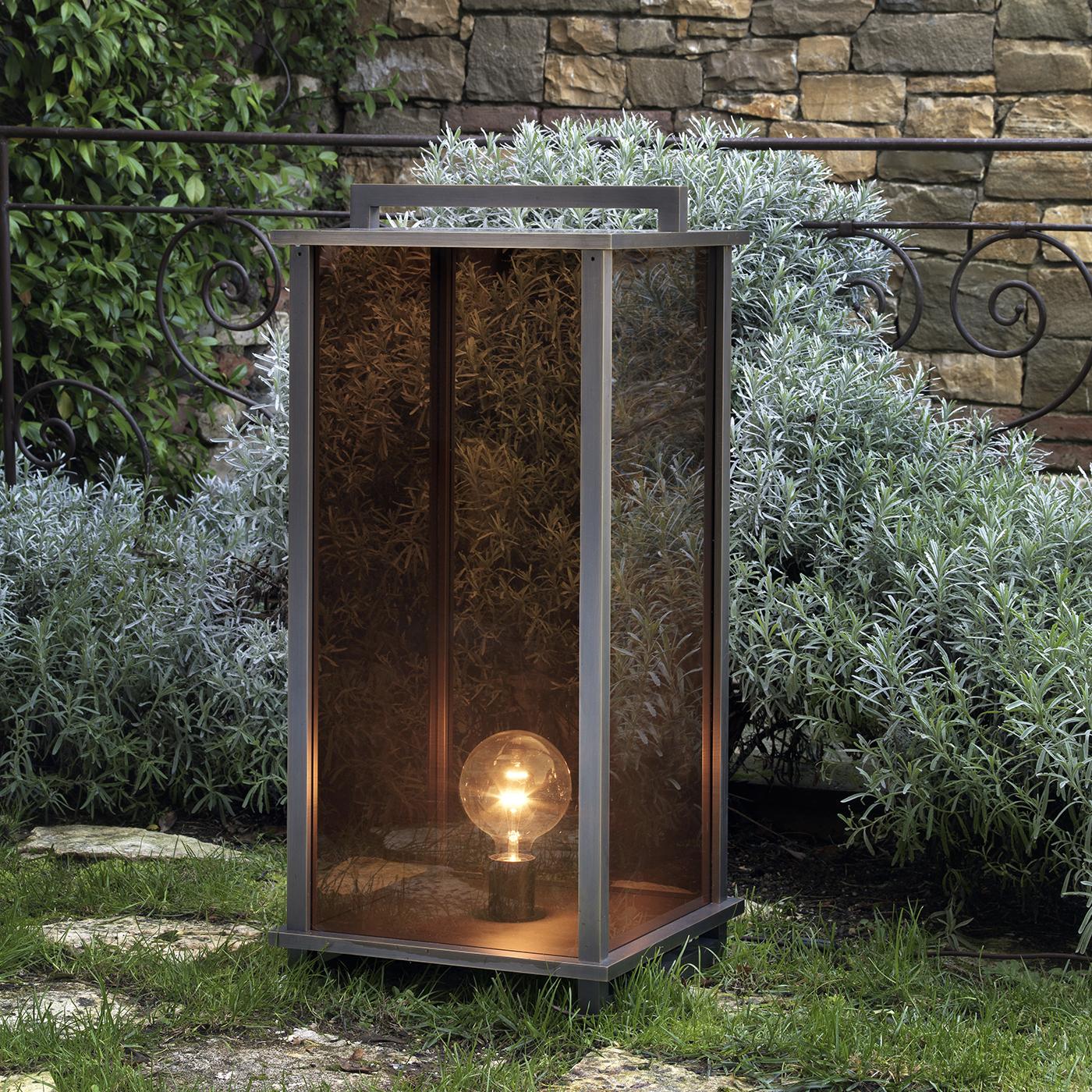 This exquisite lantern is part of the Ikon collection, featuring modern interpretations of this iconic lamp that are both functional and decorative, perfectly suitable for both a contemporary interior and an elegant outdoor space. The rigorous