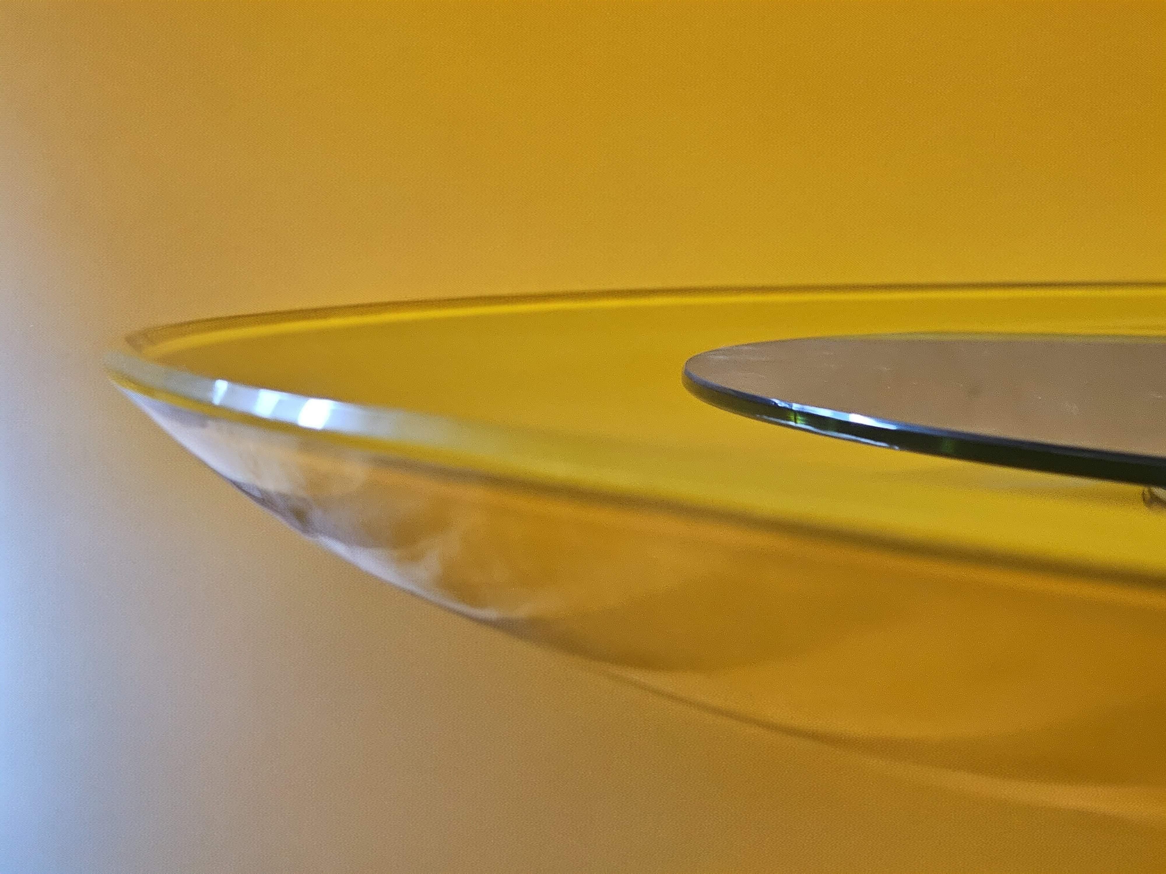 Descubre el cautivador encanto del Espejo de Pared Cóncavo Retroiluminado Amarillo MikusGlass Ikonika, una pieza única y escultural para interiores contemporáneos. Lo que hace que este artículo sea único y especial es su diseño innovador: un marcado
