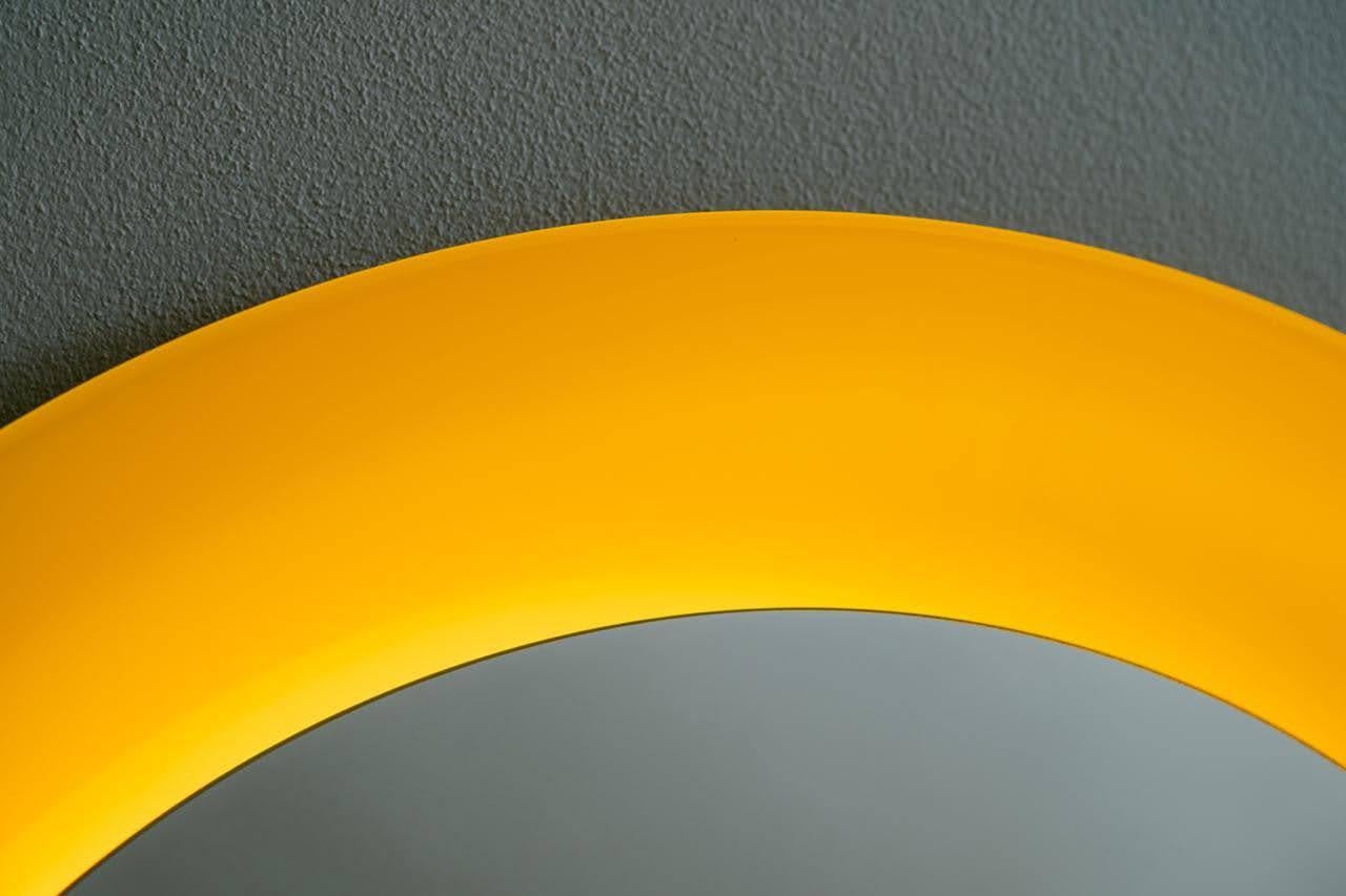 Serie Ikonika: Espejo de pared cóncavo de cristal amarillo by MikusGlass Moderno en venta
