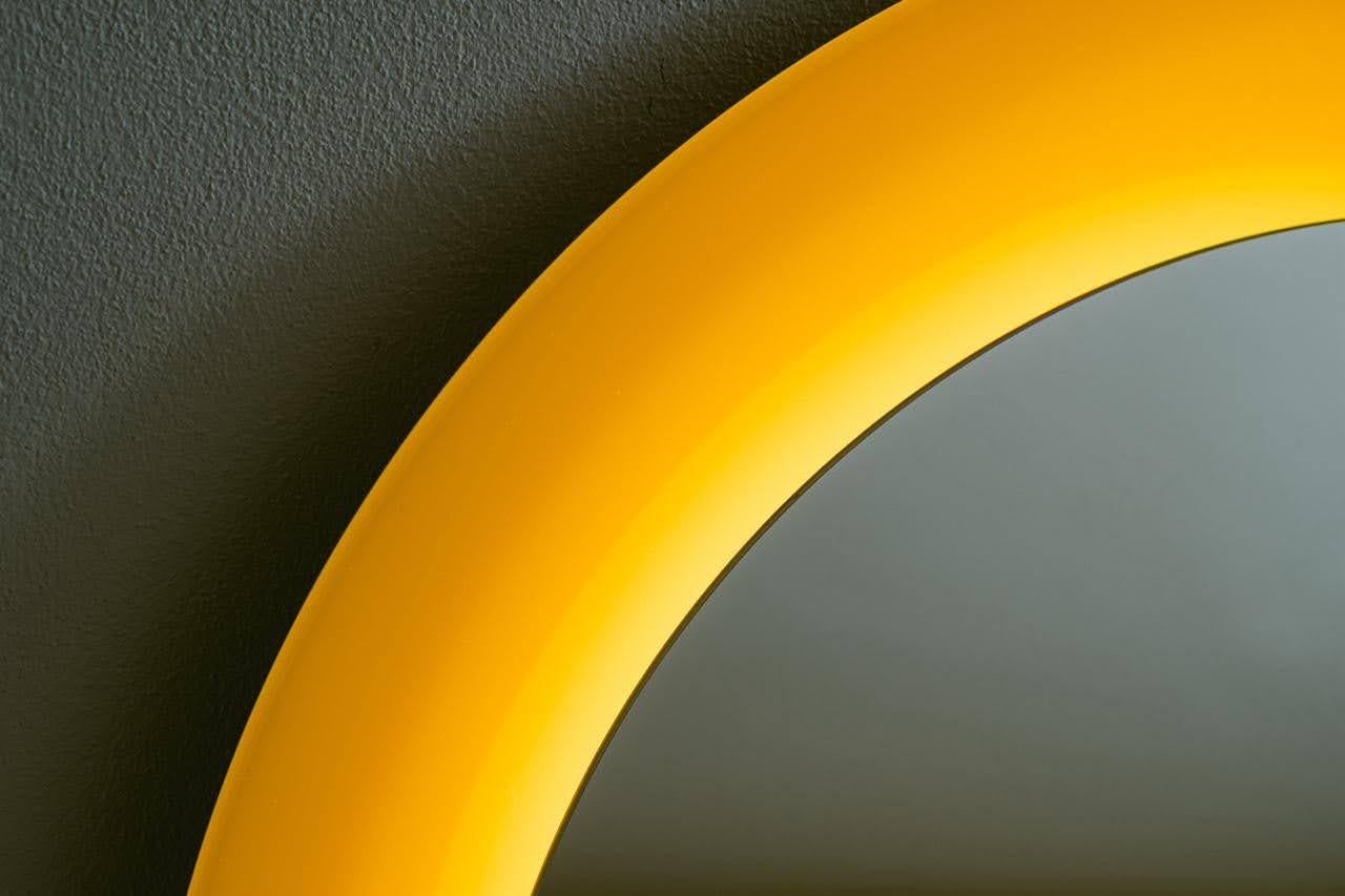 Serie Ikonika: Espejo de pared cóncavo de cristal amarillo by MikusGlass Eslovaco en venta