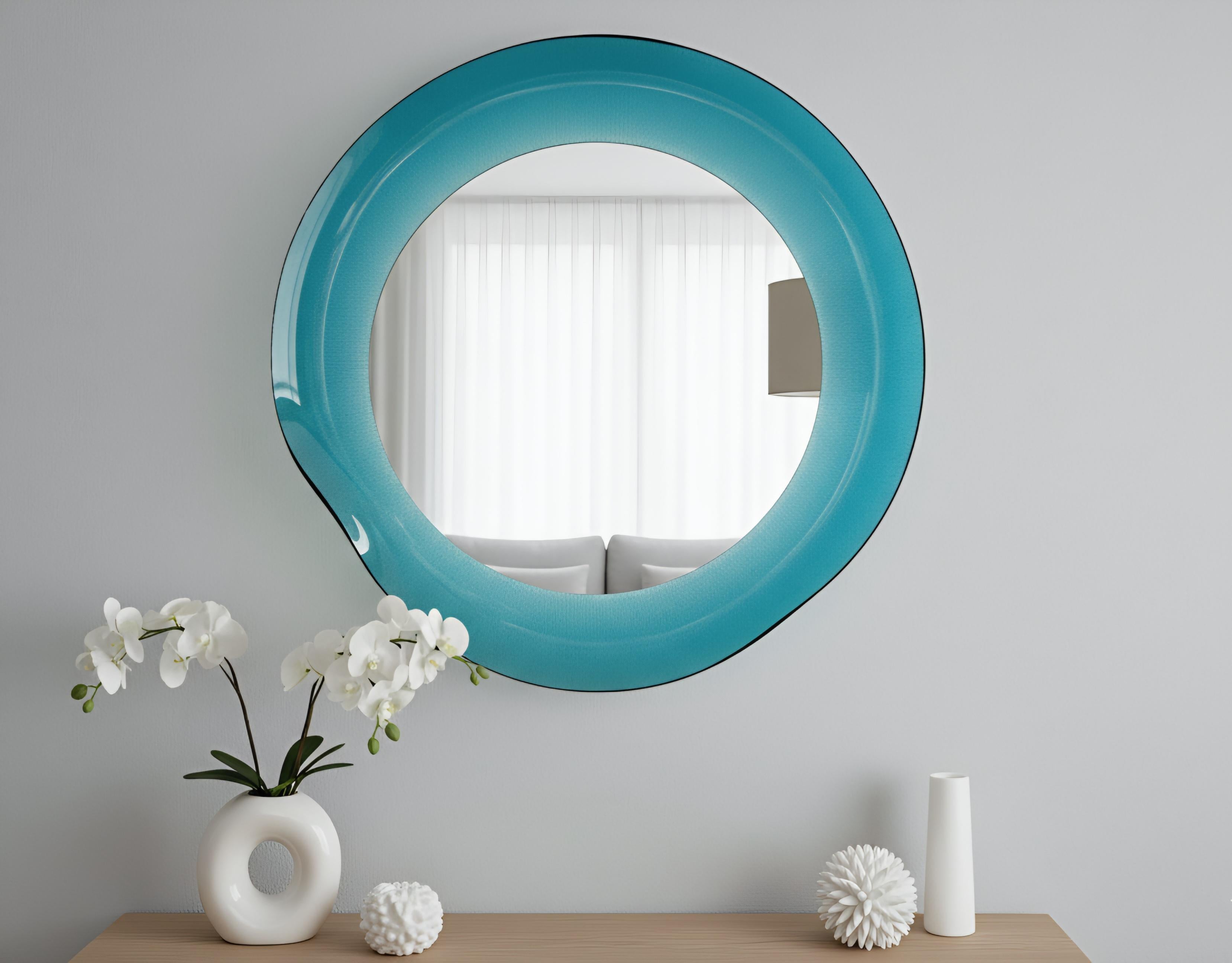 Ce miroir rétroéclairé est moins un objet qu'une atmosphère, conçue pour apporter un profond sentiment de calme à n'importe quel espace. Son cadre de verre substantiel, plié comme un four, rendu dans les tons profonds et sereins d'un lagon caché,