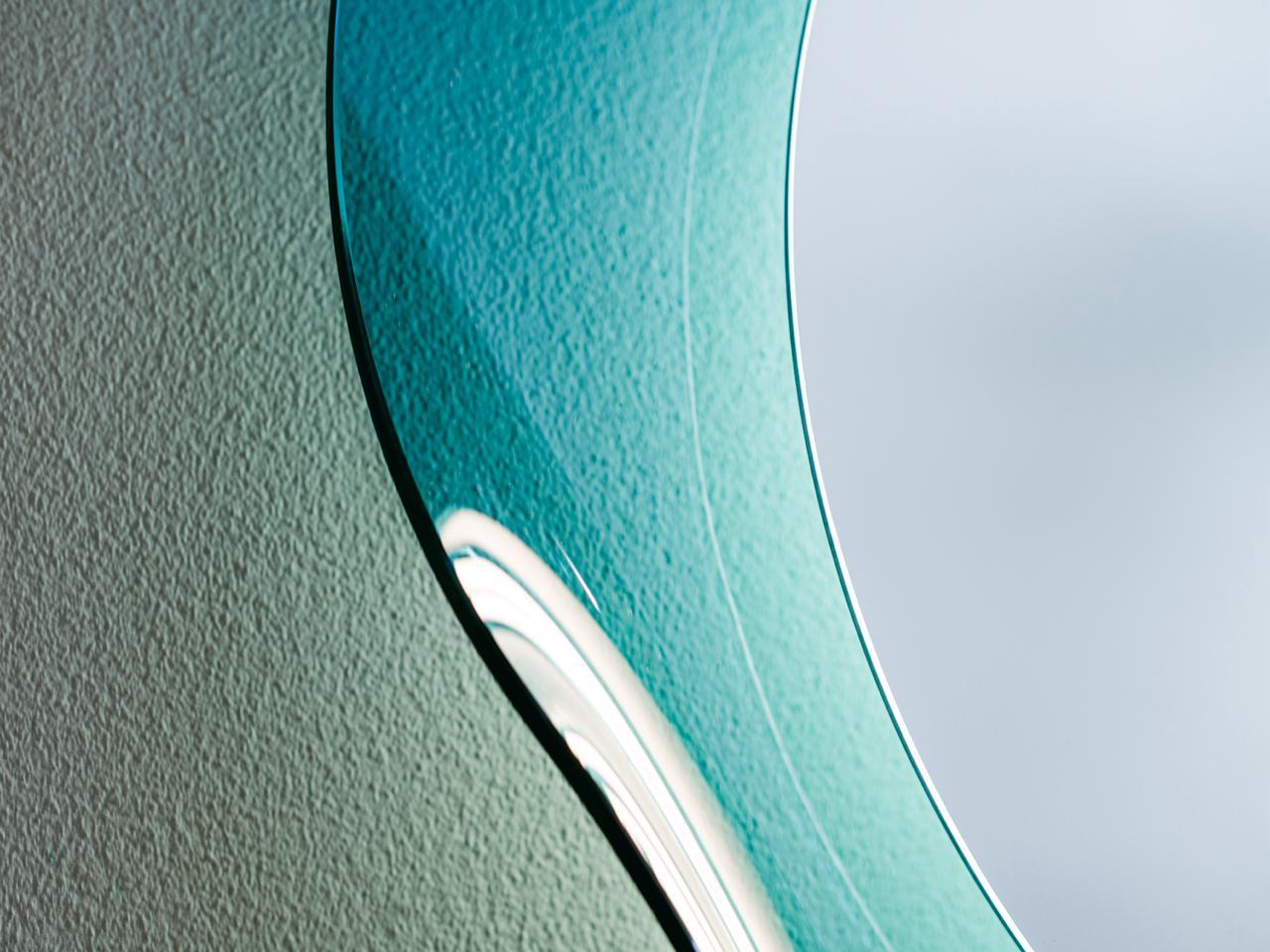 Série Ikonika Miroir sculptural lumineux en verre bleu lagon formé à la main Neuf - En vente à Skalica, SK