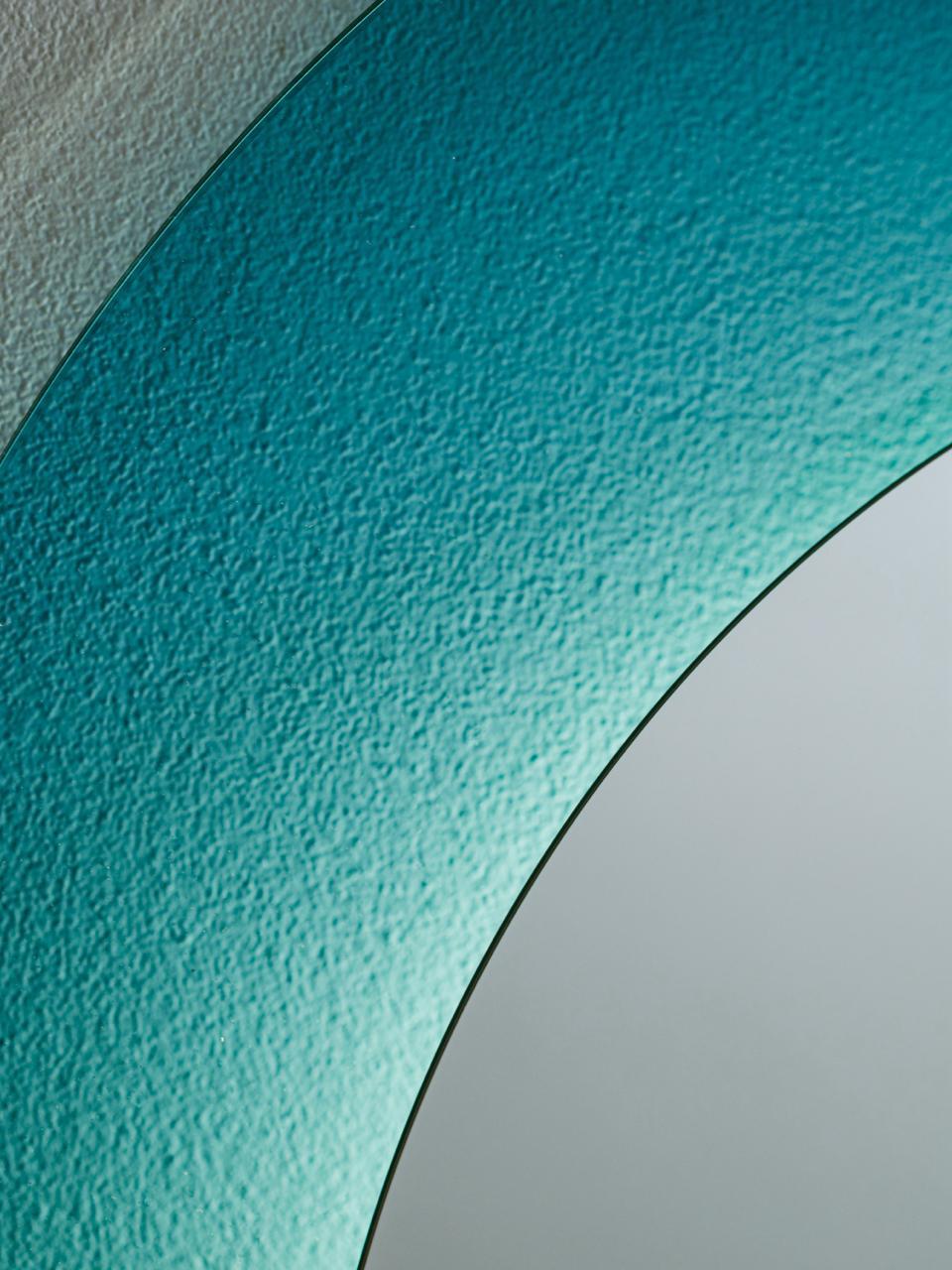 Verre d'art Série Ikonika Miroir sculptural lumineux en verre bleu lagon formé à la main en vente