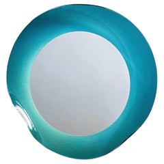 Ikonika Serie Lumin Skulpturaler Spiegel aus handgeformtem Lagunenblauem Glas