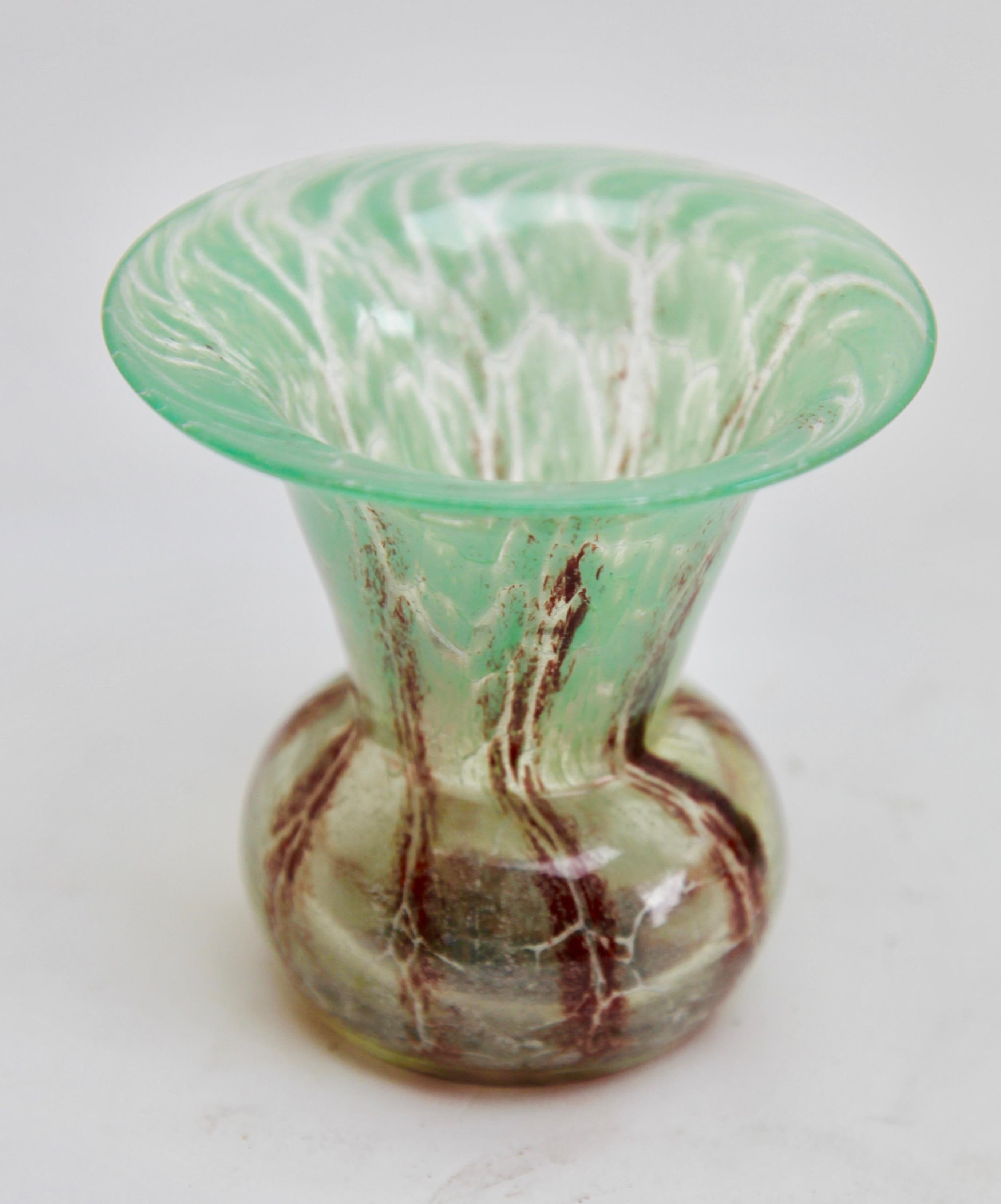 WMF 'Ikora' petit vase en verre d'art craquelé
Bol en verre allemand par Karl Wiedmann pour WMF Ikora, 1930s Baushaus Art Deco.

Un vase décoratif en verre 