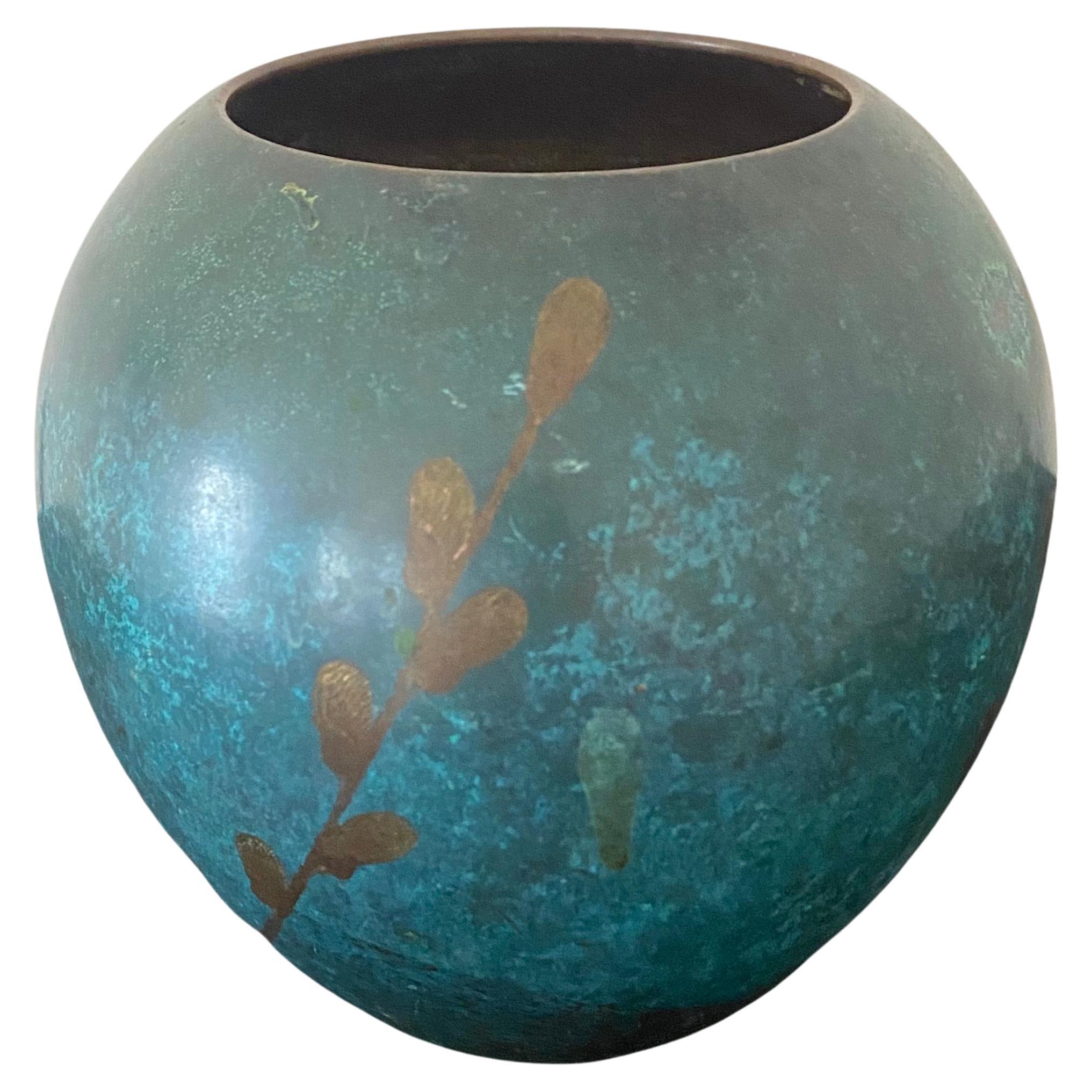 Ce vase Ikora de WMF (Württembergische Metallwarenfabrik), en bronze patiné, est orné d'un motif de branches de saule stylisées de Paul Haustein (1880-1944) datant des années 1920. La forme arrondie et bulbeuse du vase met en valeur un motif en