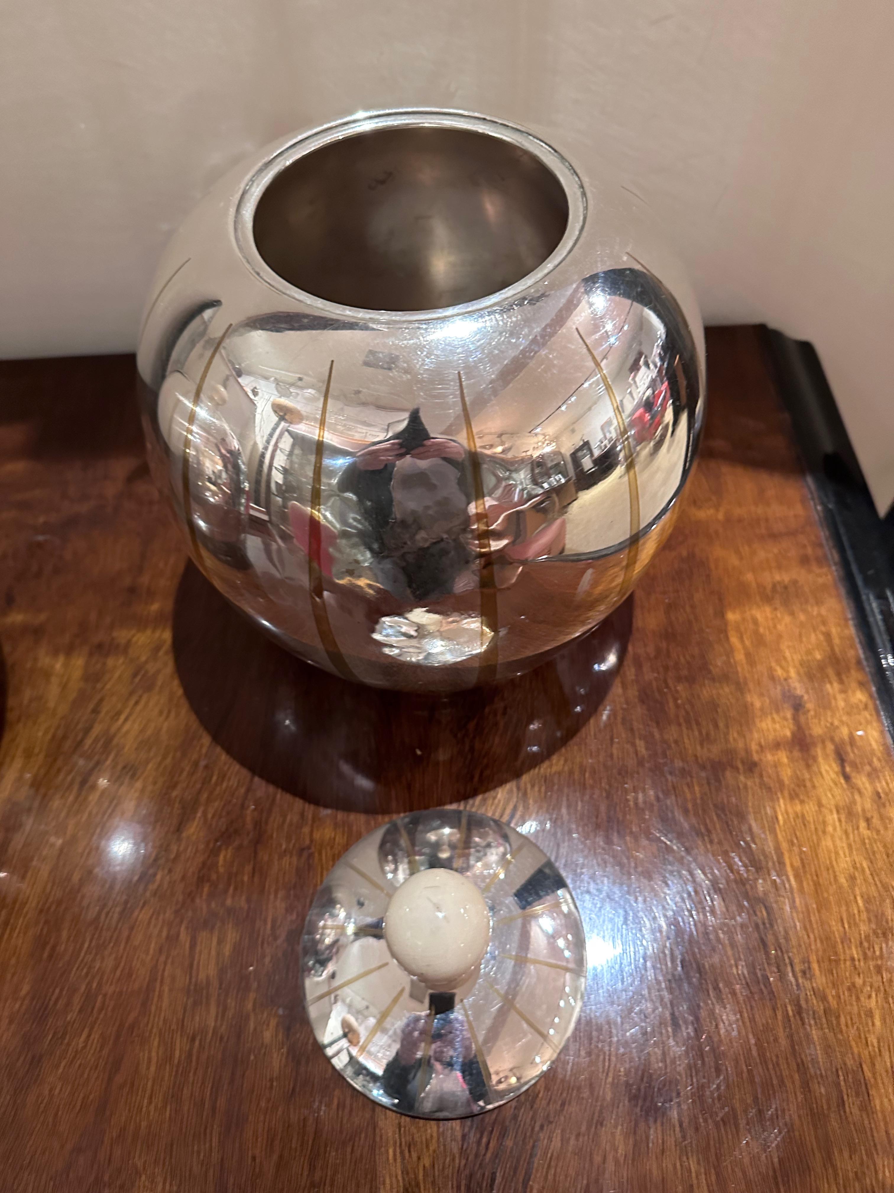Ikora WMF, Paar Dinanderie-Art-Déco-Vasen mit Platten, Deutsch, Paar (Metall) im Angebot