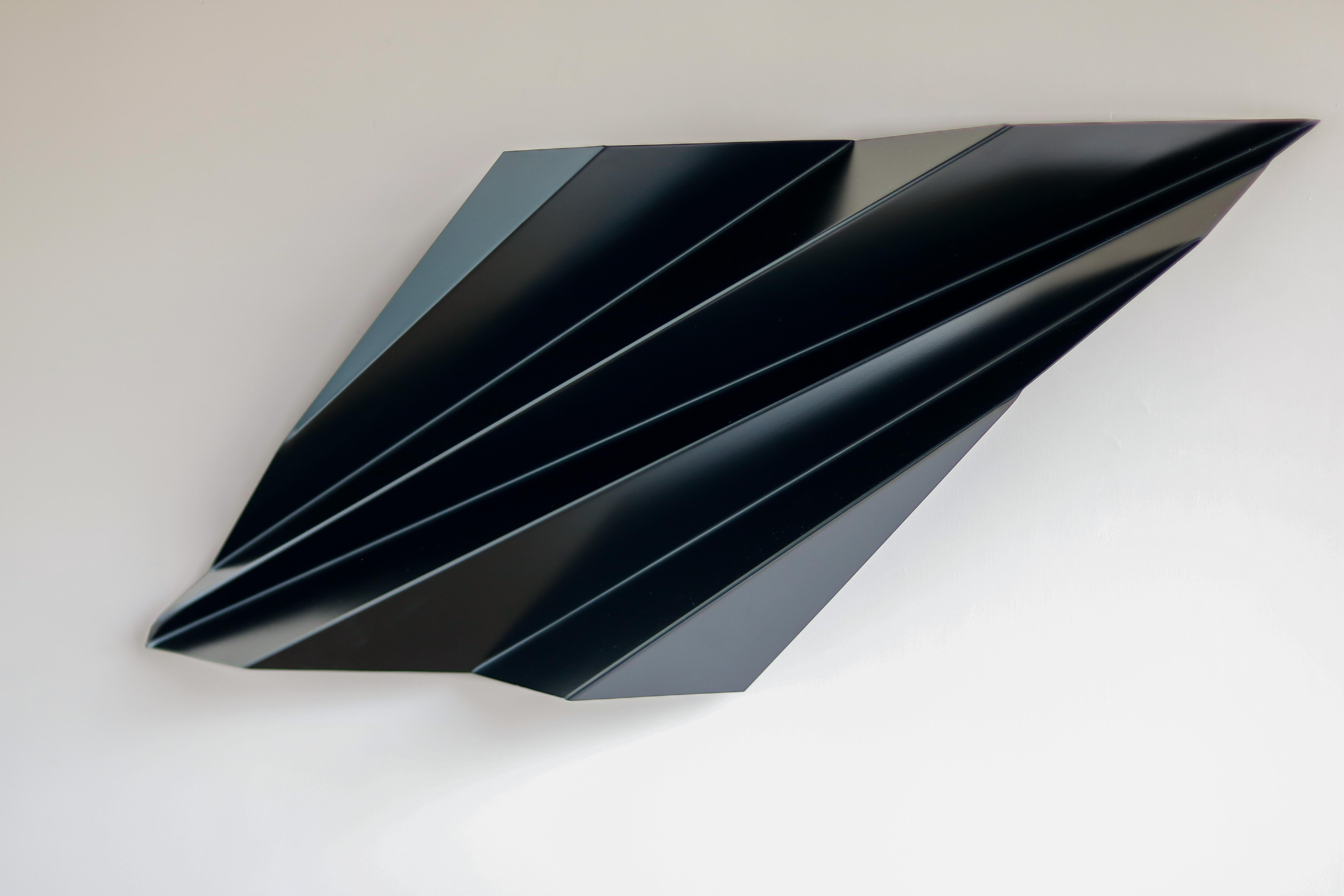 ERO - Metal Arrow Wandkunst-Skulptur (Grau), Abstract Sculpture, von ENNAIA