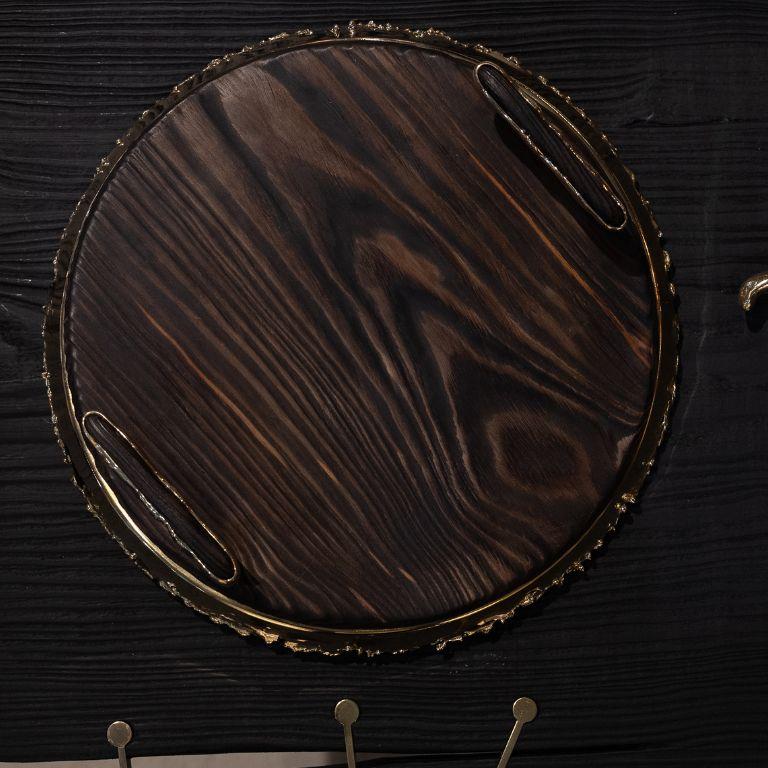 Bandeja Ikzi con madera de pino y detalles de latón Moderno orgánico en venta