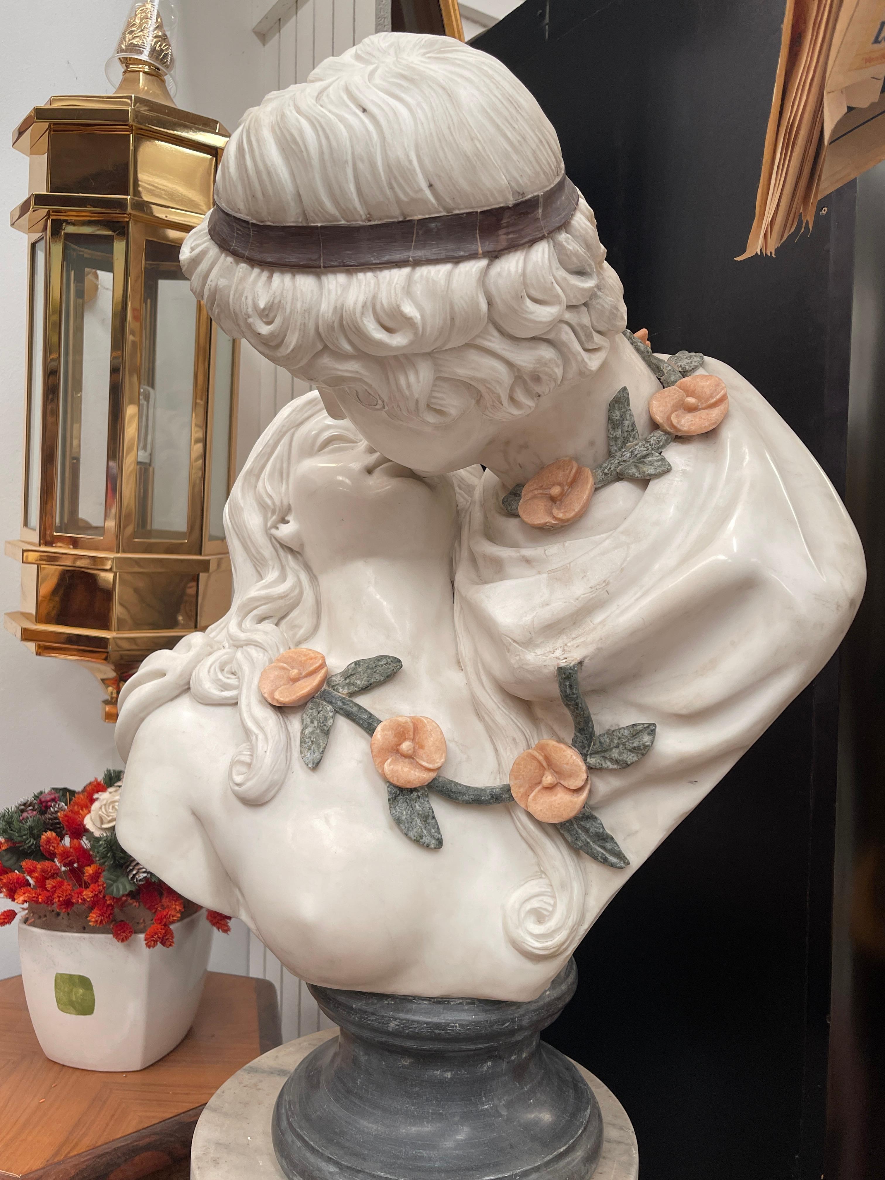 Straordinaria scultura in marmo policromo raffigurante una coppia in un abbraccio appassionato, simbolo di amore eterno e sensualità senza tempo. Il busto, scolpito con maestria, mette in risalto ogni dettaglio: dai morbidi lineamenti dei volti al