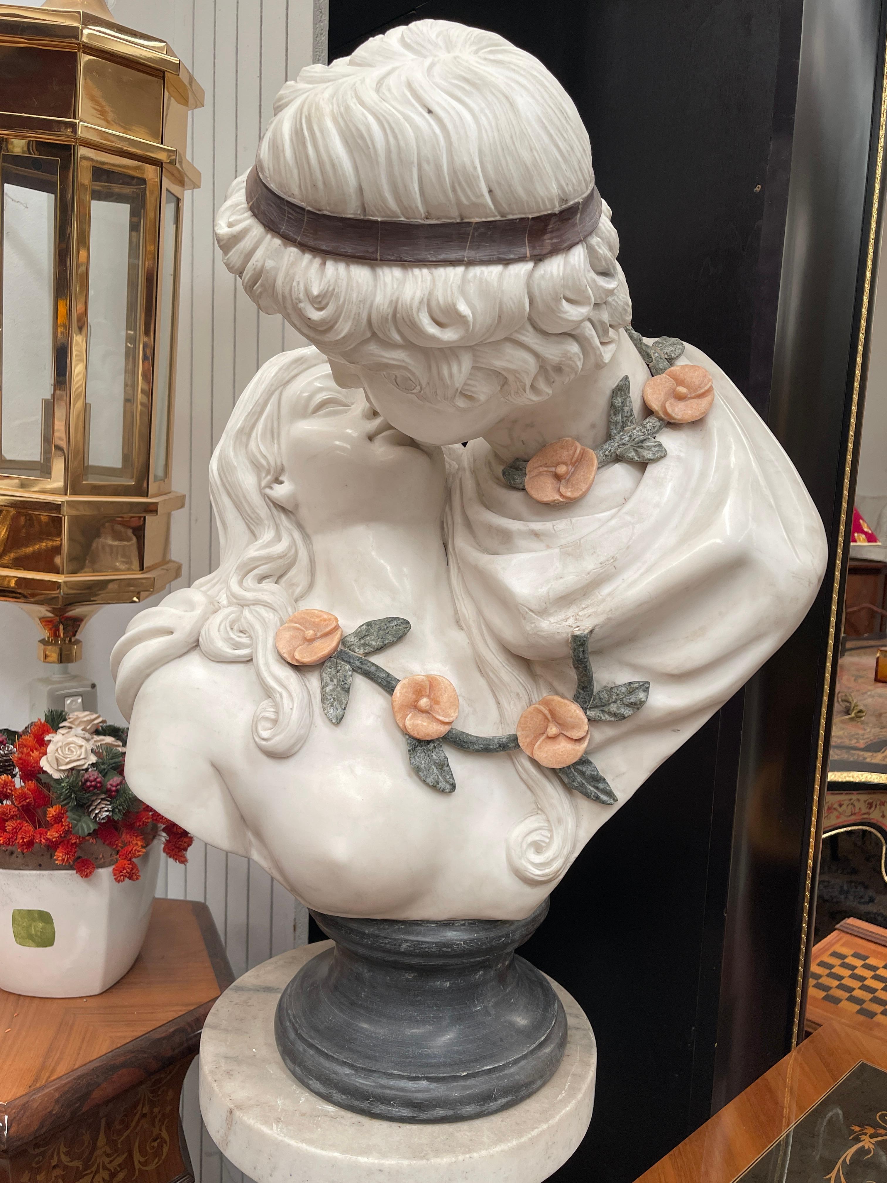Romantico “Il Bacio Eterno” – Busto in Marmo Policromo Finemente Scolpito in vendita