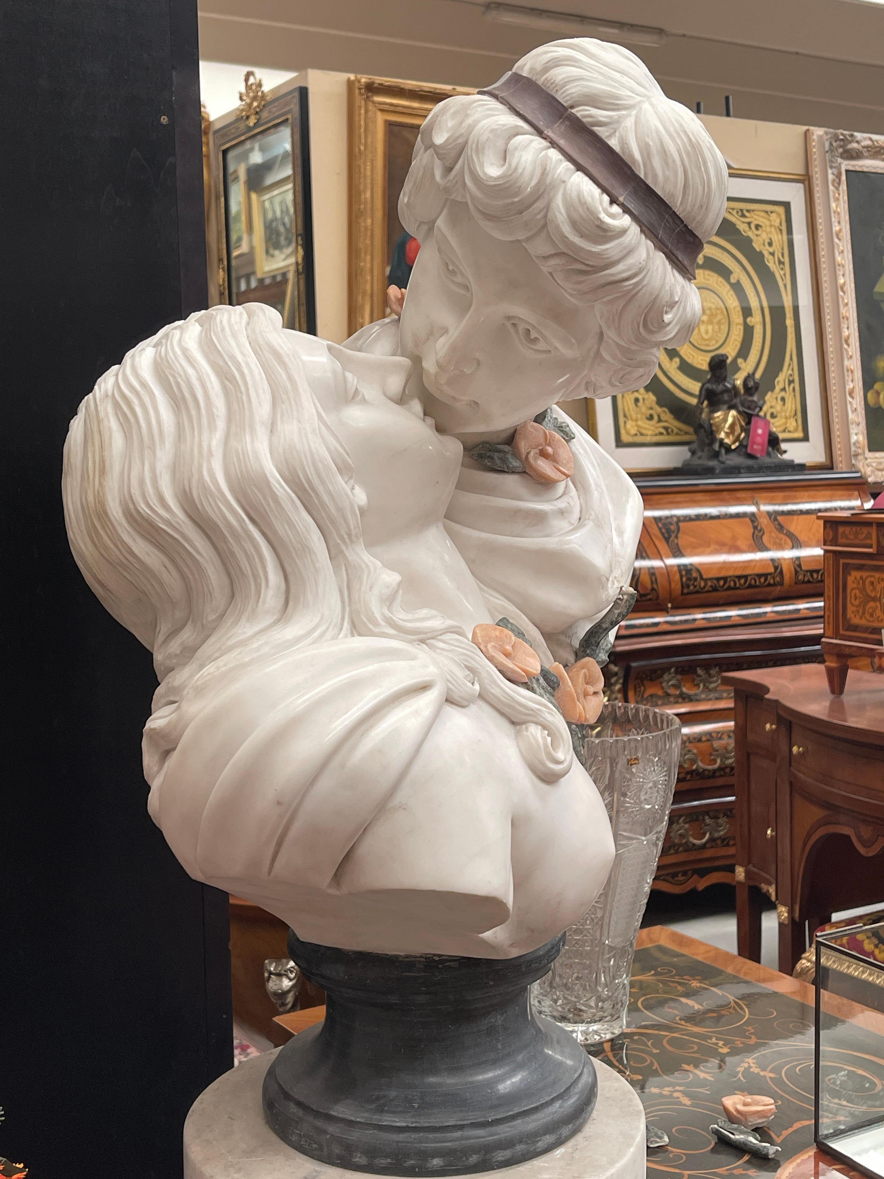Italian “Il Bacio Eterno” – Busto in Marmo Policromo Finemente Scolpito in vendita