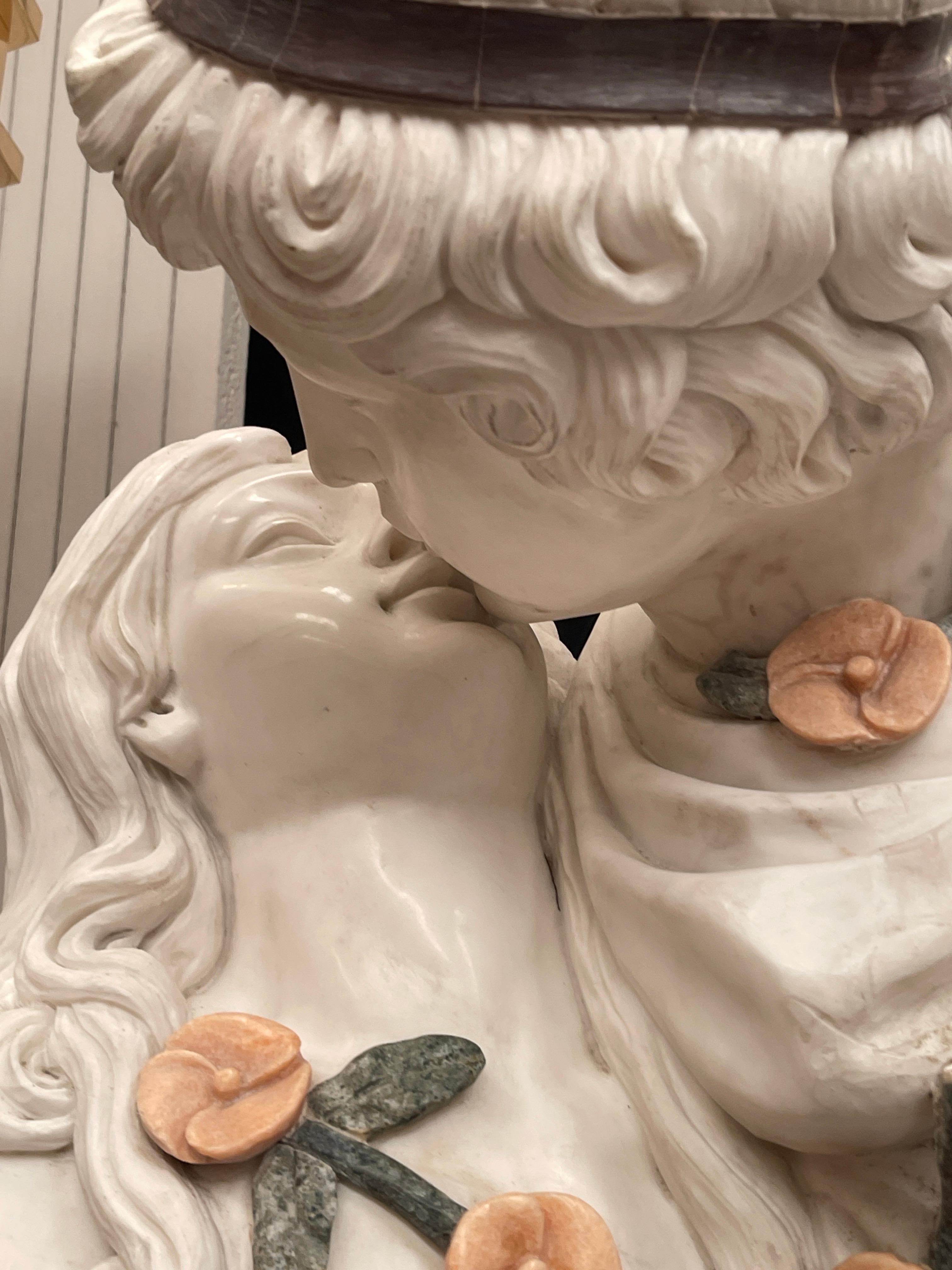 Fatto a mano “Il Bacio Eterno” – Busto in Marmo Policromo Finemente Scolpito in vendita