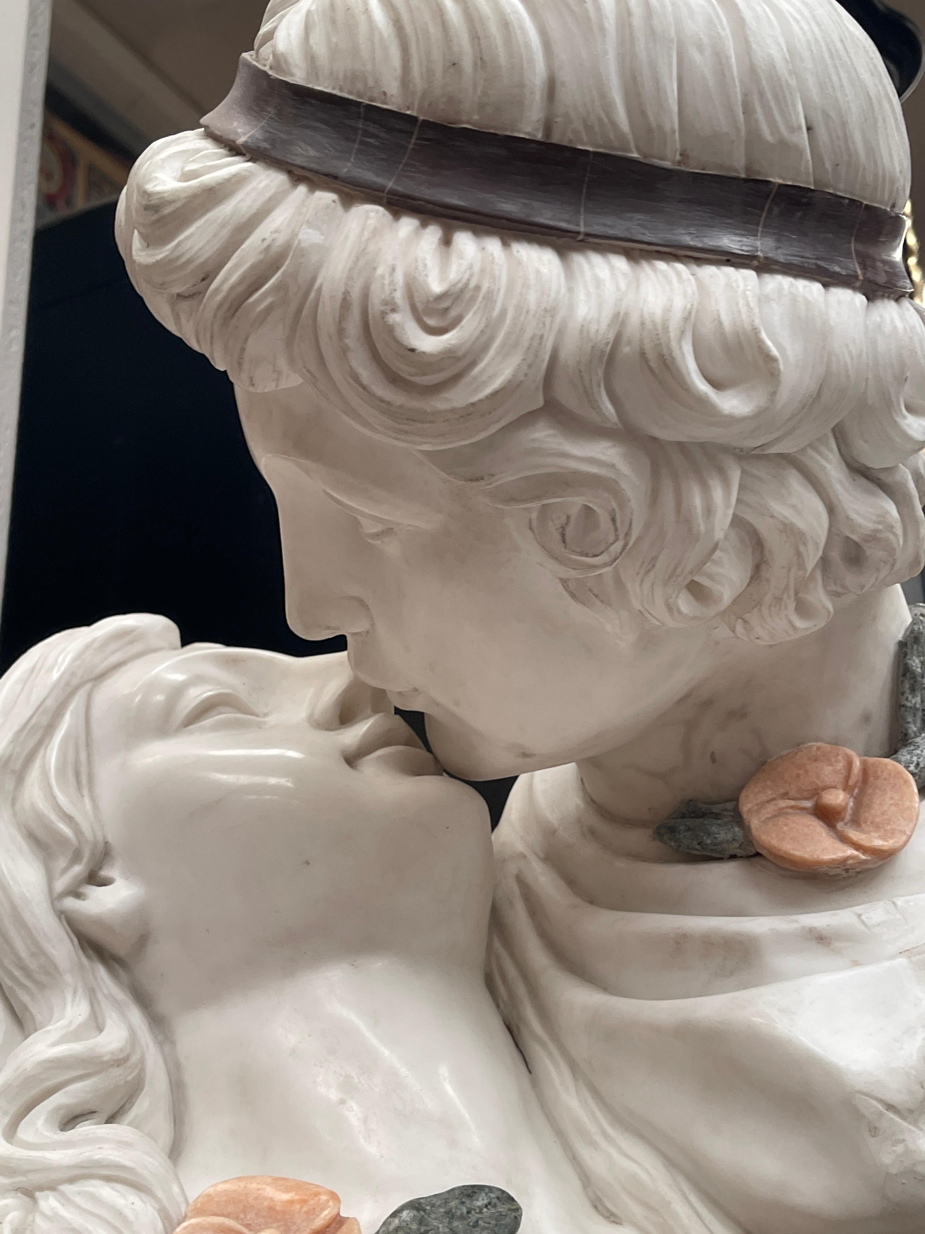 “Il Bacio Eterno” – Busto in Marmo Policromo Finemente Scolpito In condizioni buone in vendita a Cantù, IT