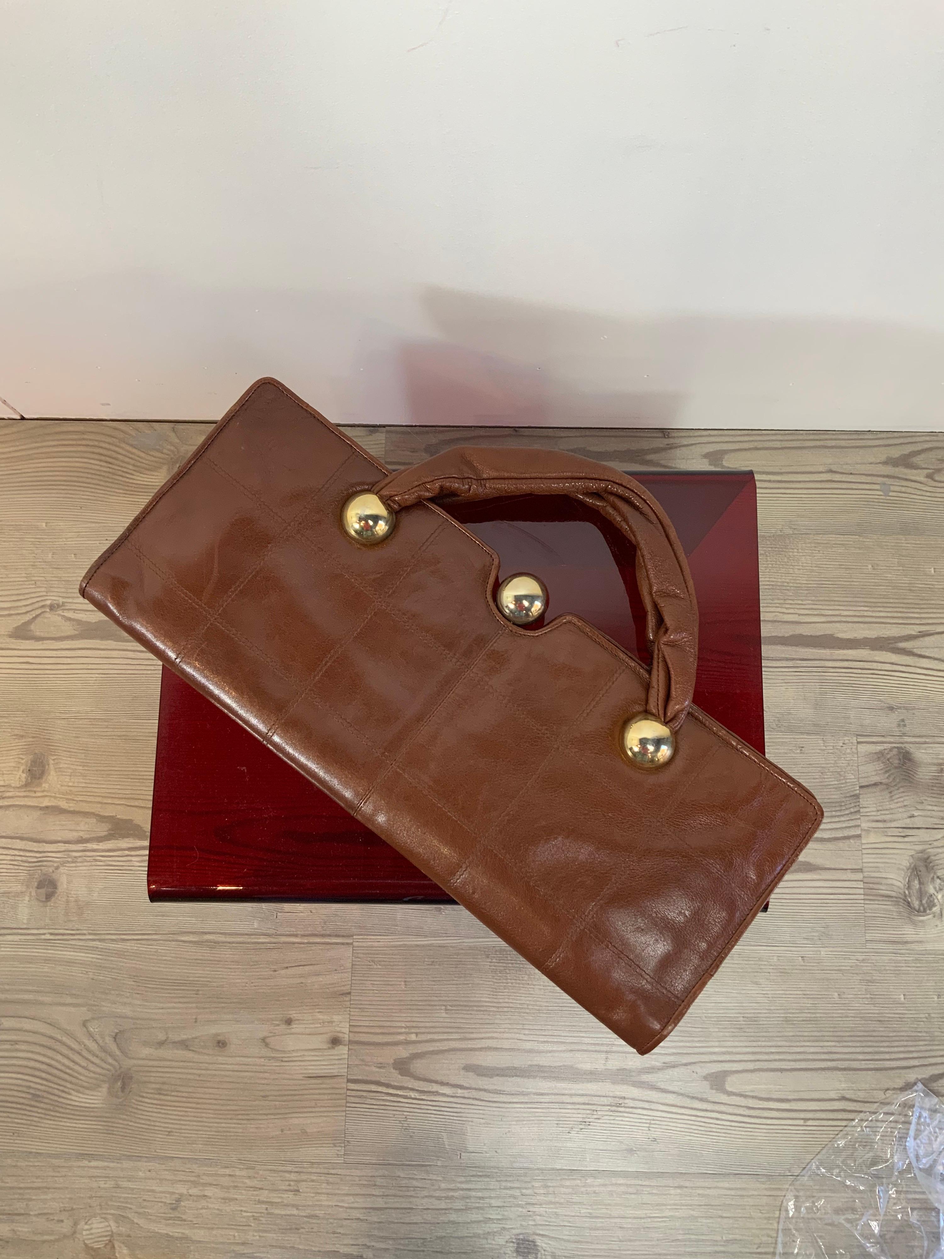 IL Bagatto Vintage bag. Made in Italy.
Warm brown leather. Gold hardware (a bit ruined). Featuring ball clasp. Finest, softest Italian leather.
Bag interior are fully lined and very good condition.
These extra long bags were known as Cadillac bags