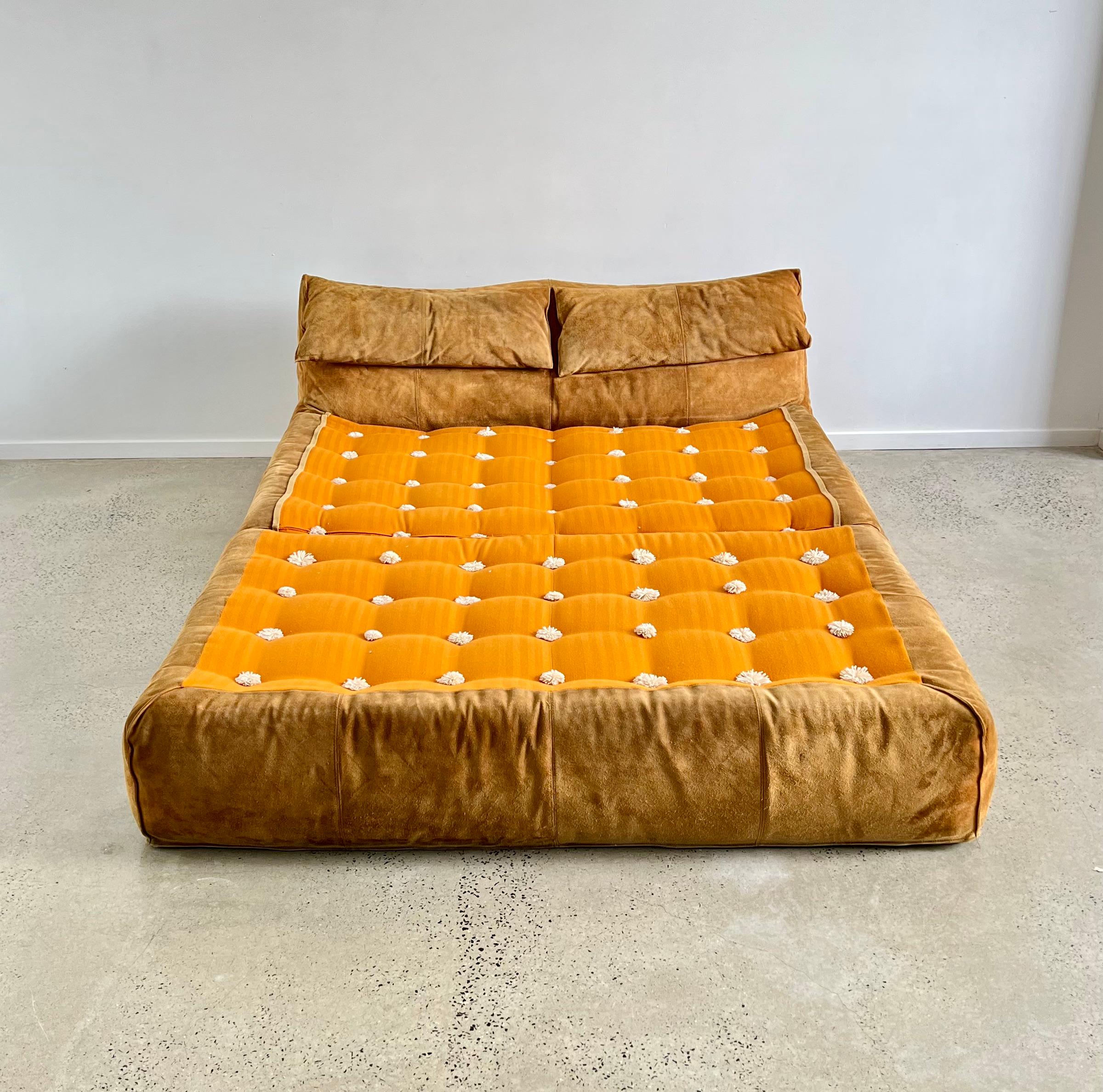 Rare first edition “ Le Bambole-Bamboletto ” daybed designed in 1972 by Mario Bellini and manufactured by C&B Italia in 1976. Labeled C&B which is the name company before became B&B Italia
The international design company B&B Italia began in 1973
