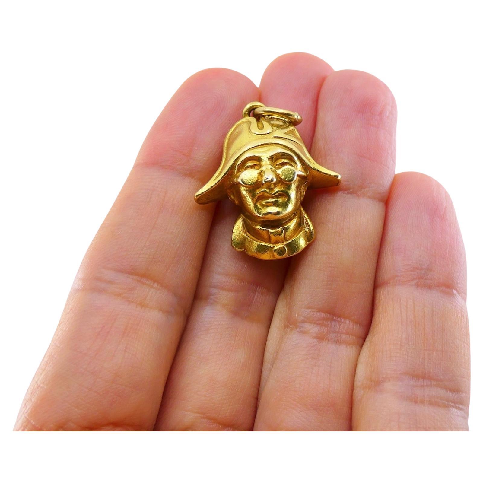 Pendentif à breloque Il Capitano Commedia dell'Arte en or 18 carats.
Il Capitano est un personnage comique de la Commedia dell'Arte connu pour sa bravade et son arrogance exagérées. Il incarne typiquement un héros militaire autoproclamé, qui est en