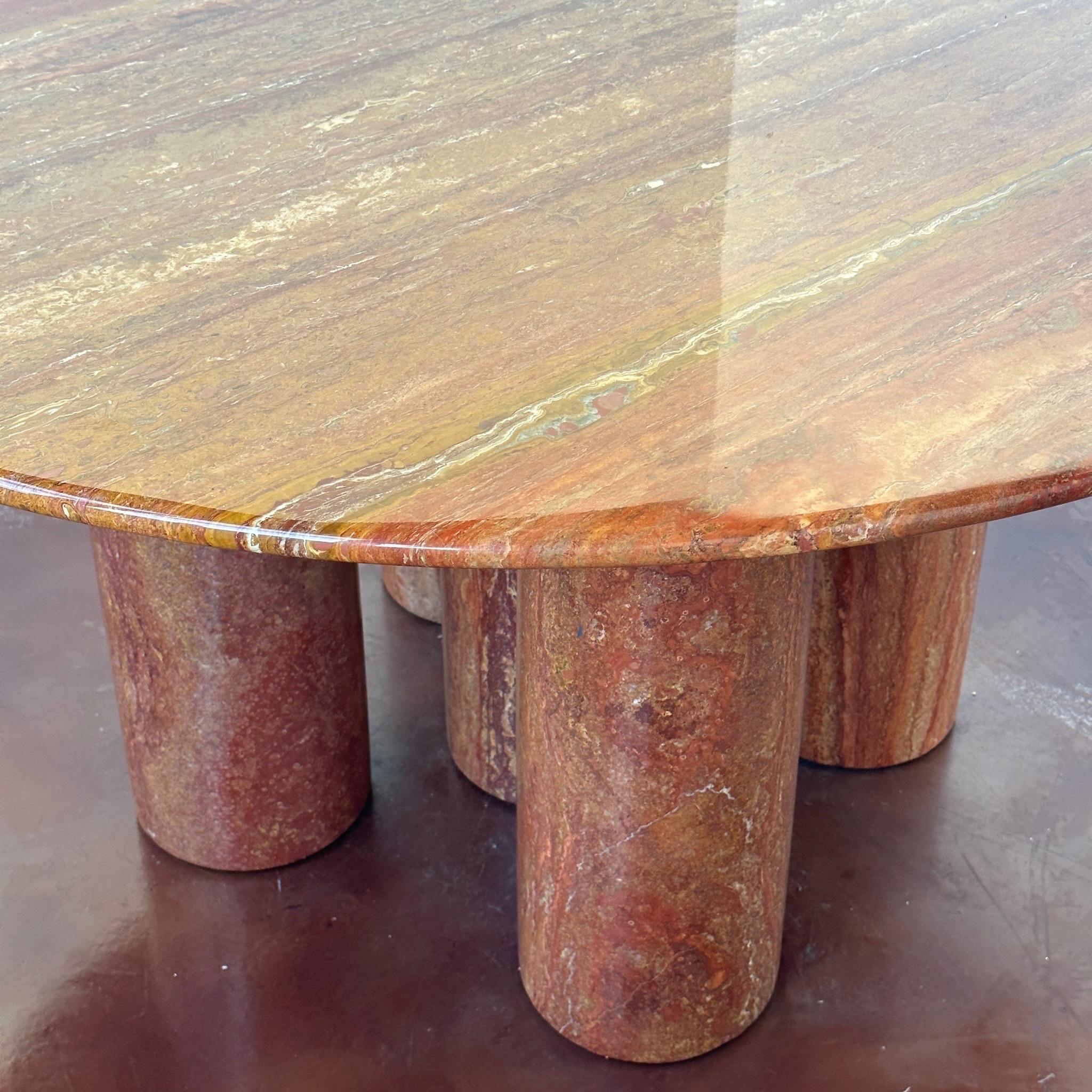 c. 1970s. Travertin rouge persan avec cinq colonnes. Peut être organisé comme vous le souhaitez. Il s'agit d'une table très rare. 
