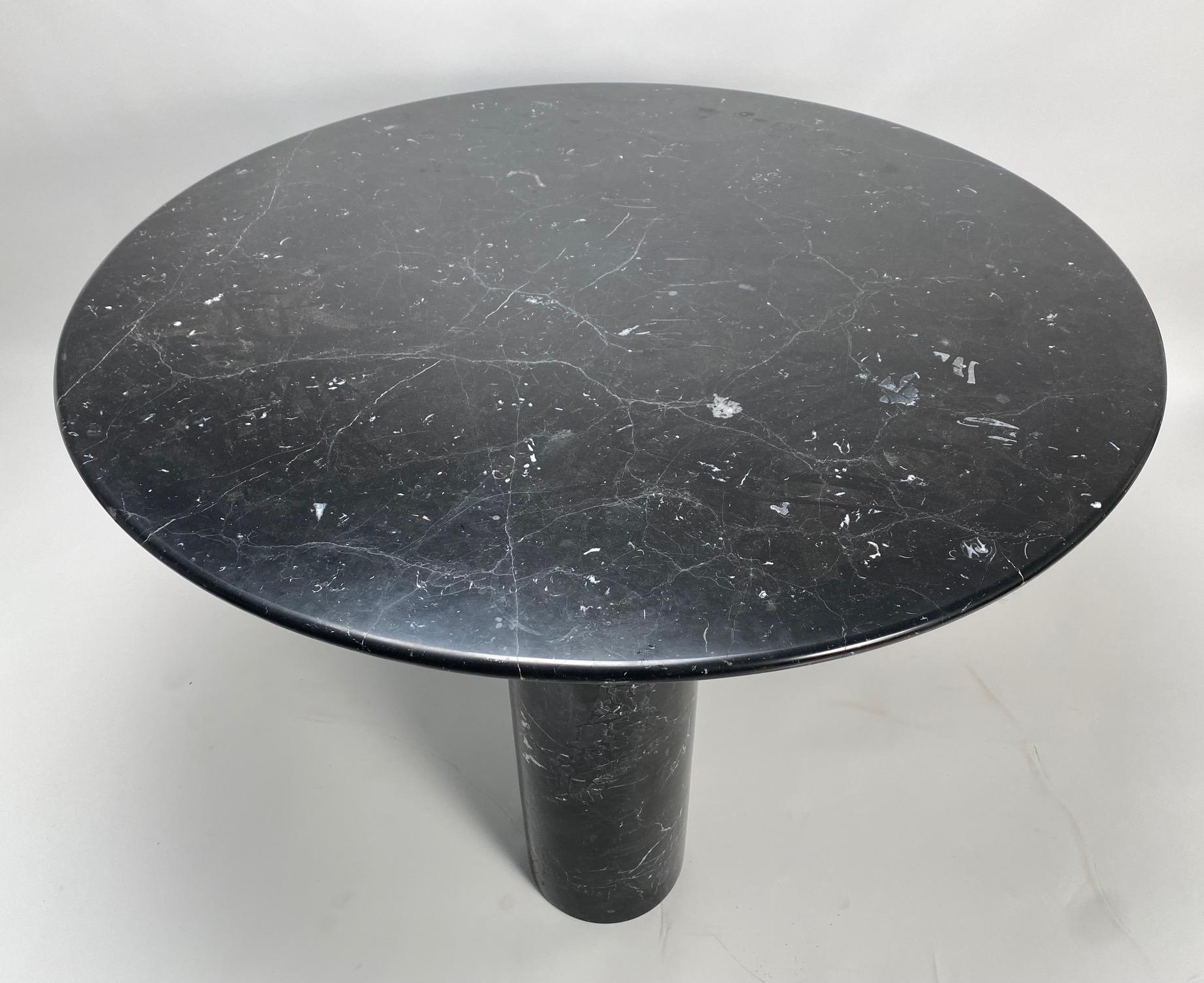 Marbre Table ronde Il Colonnato de Mario Bellini, en marbre noir.  Années 1970 Cassina en vente