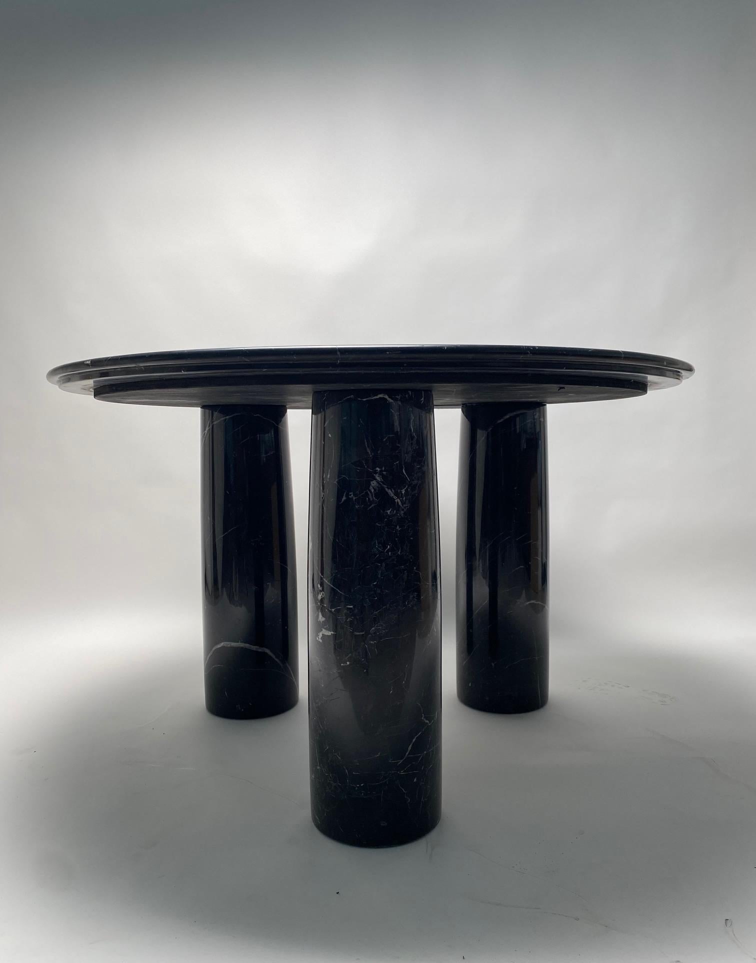 Table ronde Il Colonnato de Mario Bellini, en marbre noir.  Années 1970 Cassina en vente 1