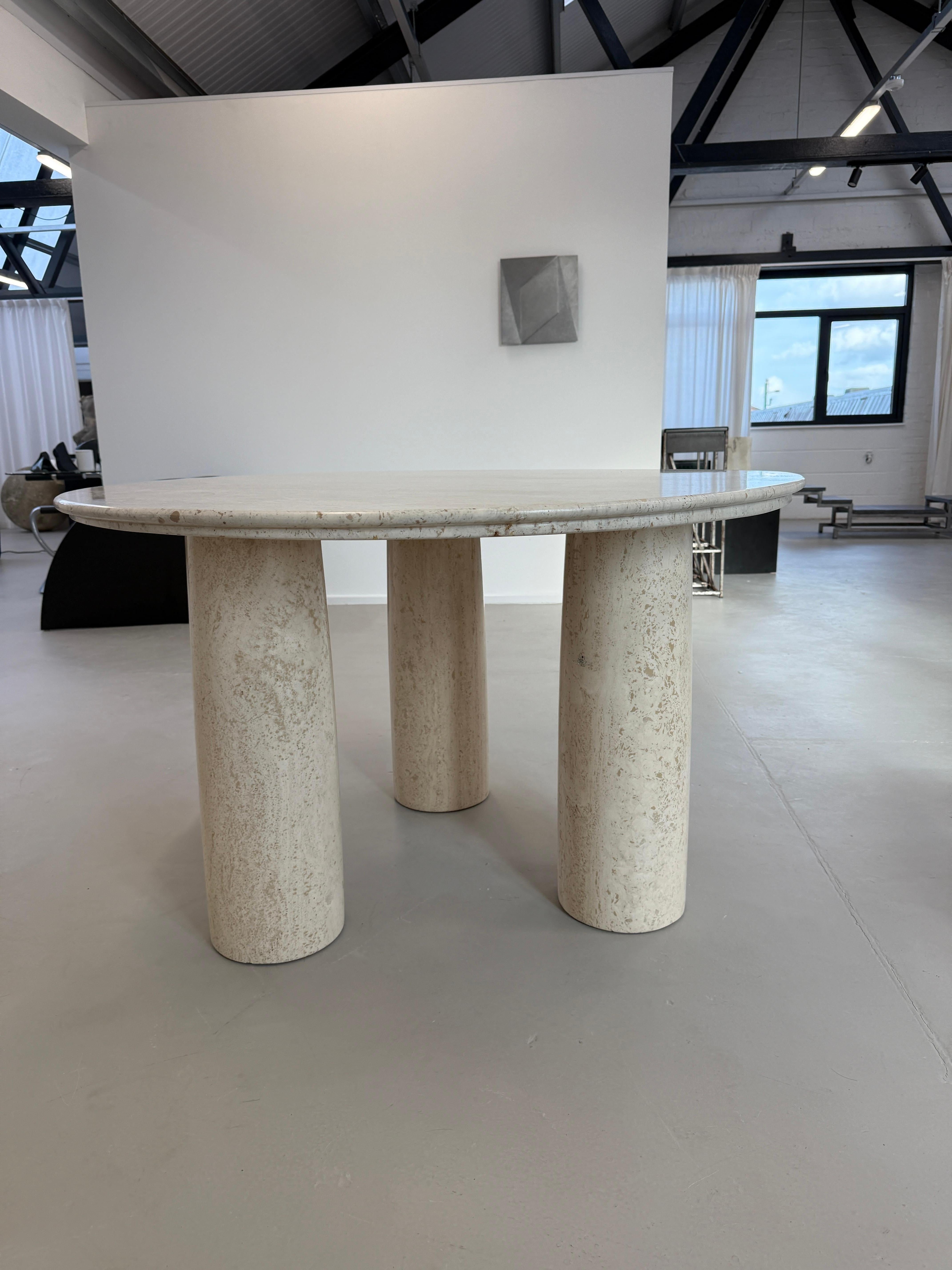 Mid-Century Modern Il Colonnato table de salle à manger ronde en marbre travertin de Mario Bellini, pieds à colonnes en vente