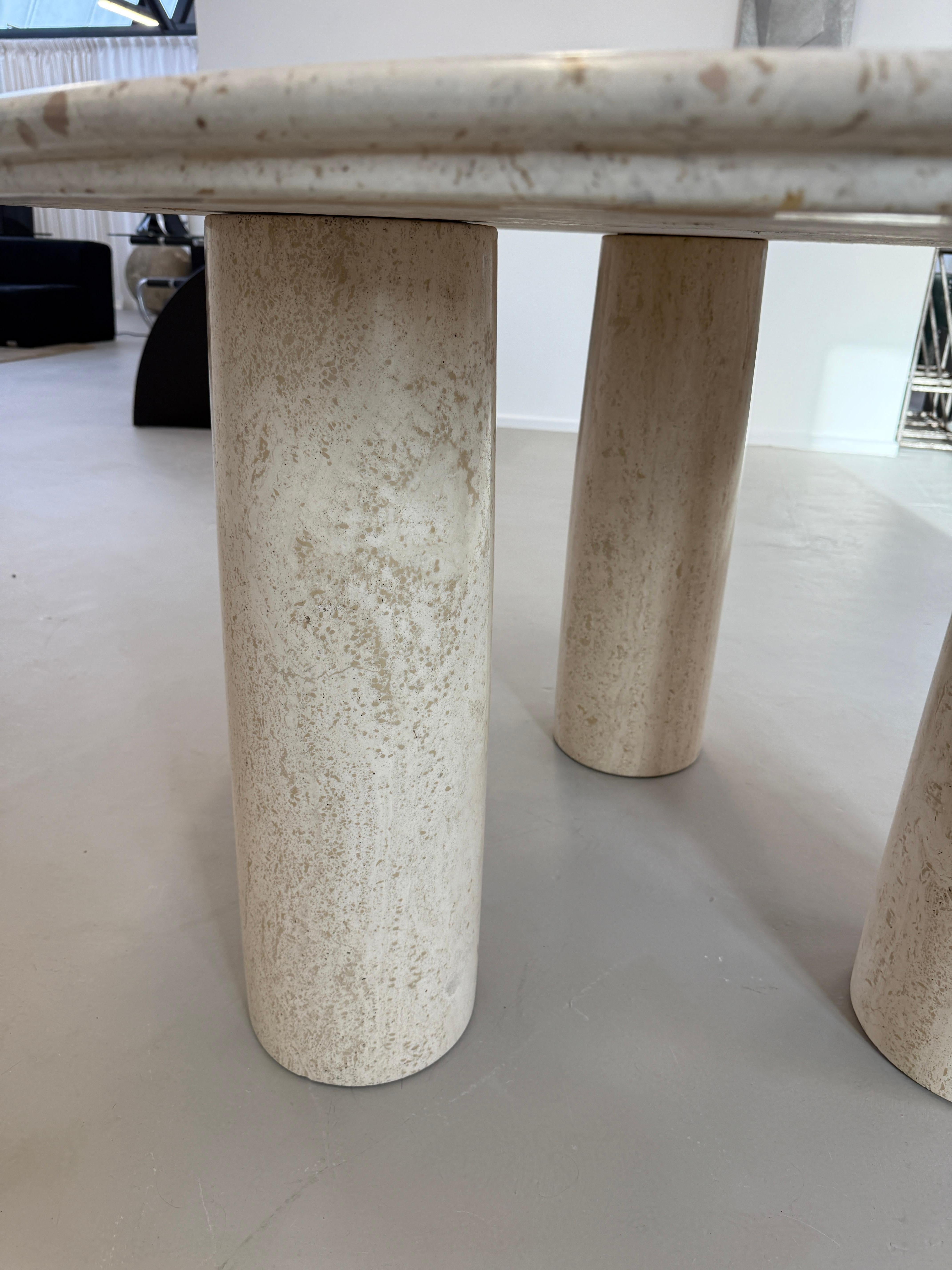 italien Il Colonnato table de salle à manger ronde en marbre travertin de Mario Bellini, pieds à colonnes en vente