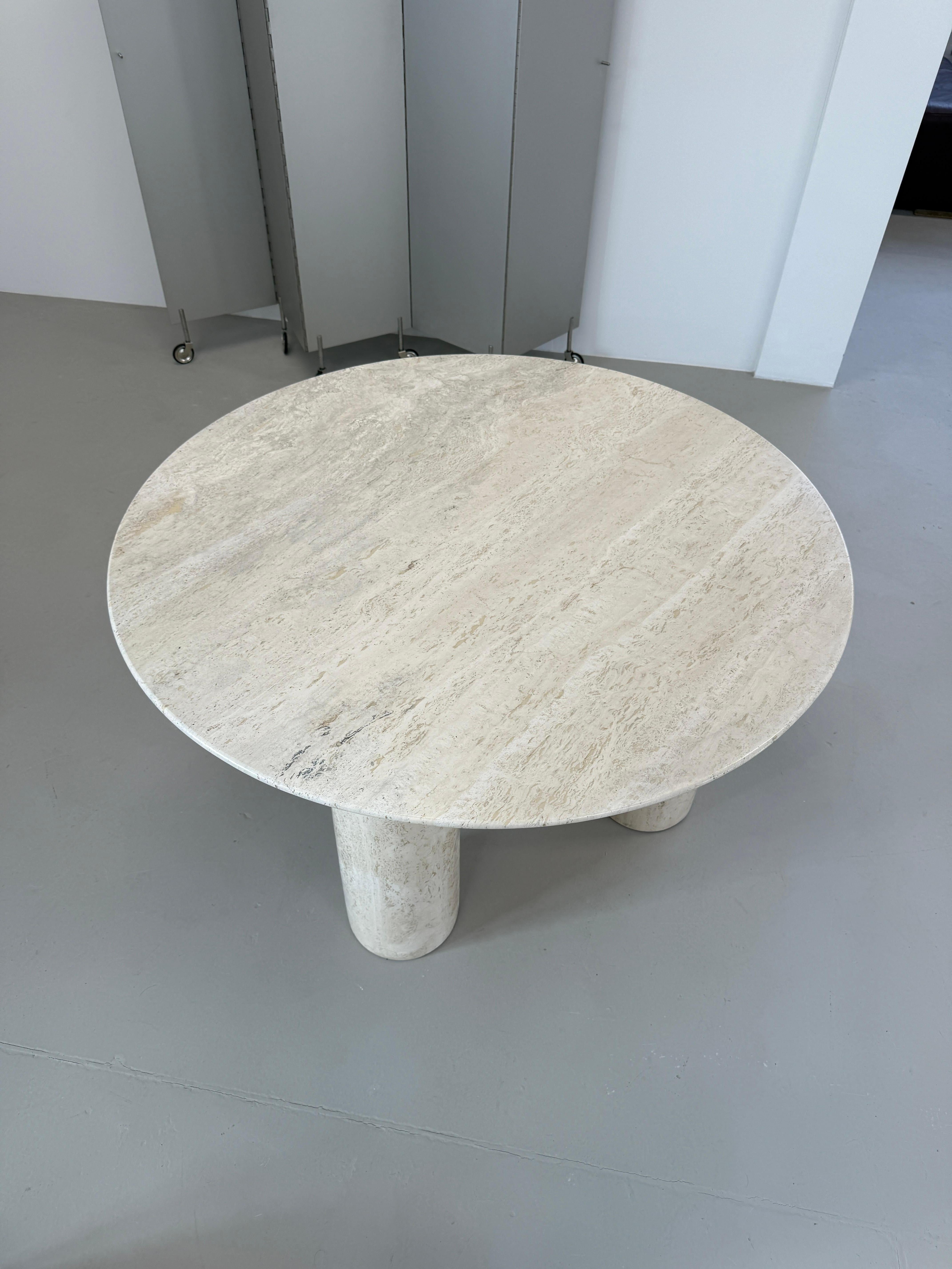 Poli Il Colonnato table de salle à manger ronde en marbre travertin de Mario Bellini, pieds à colonnes en vente