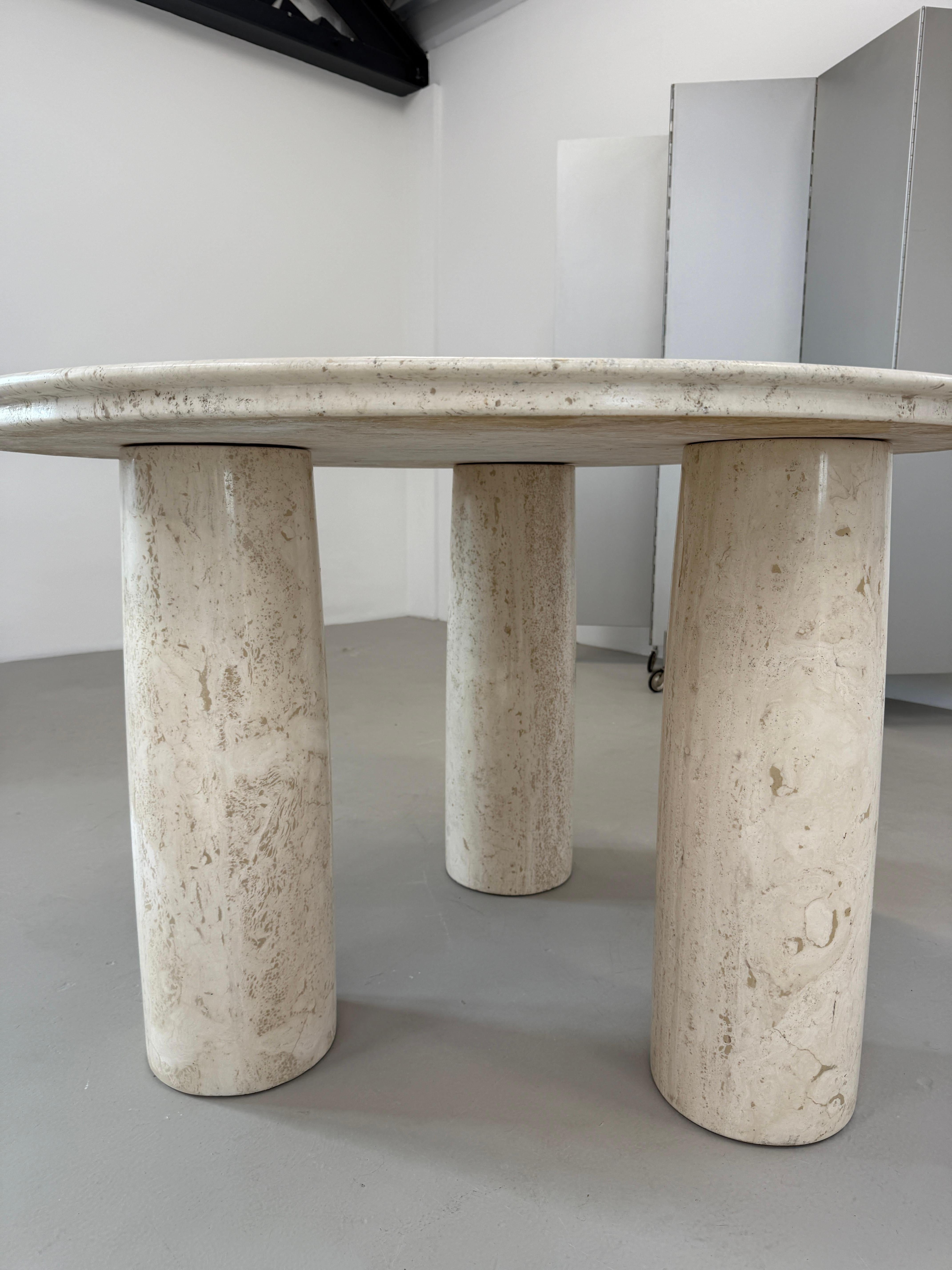 Il Colonnato table de salle à manger ronde en marbre travertin de Mario Bellini, pieds à colonnes Bon état - En vente à London, GB