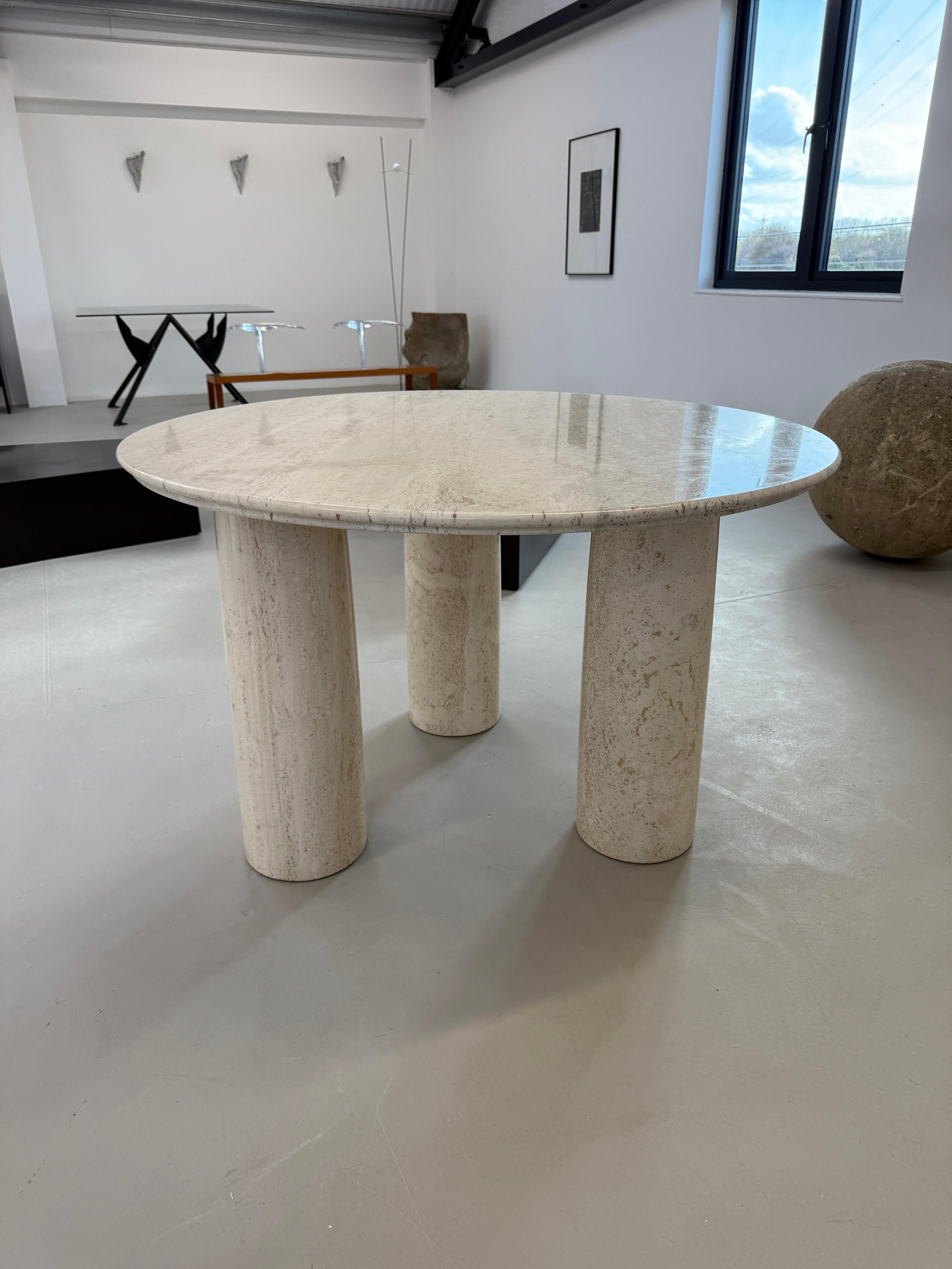 20ième siècle Il Colonnato table de salle à manger ronde en marbre travertin de Mario Bellini, pieds à colonnes en vente