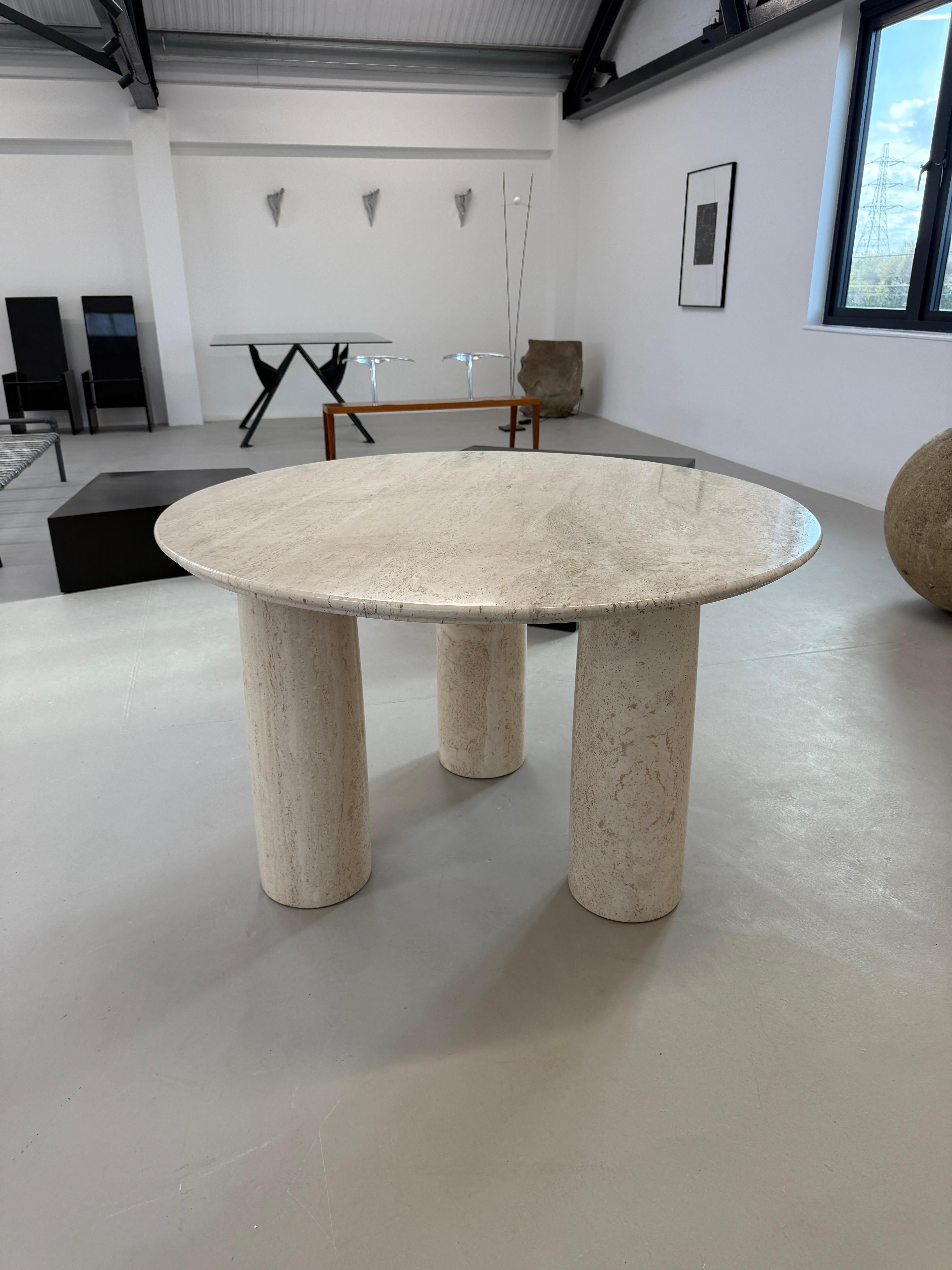 Travertin Il Colonnato table de salle à manger ronde en marbre travertin de Mario Bellini, pieds à colonnes en vente