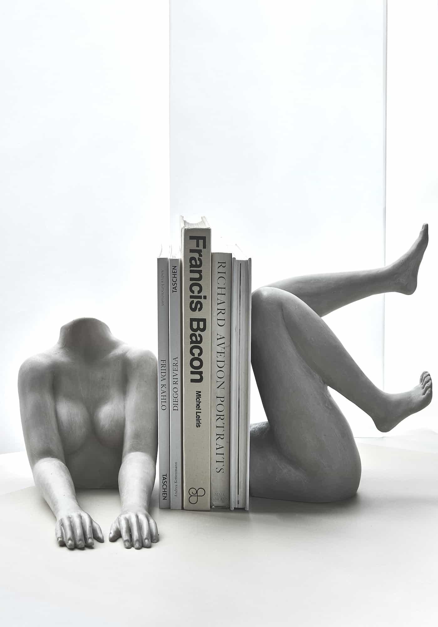 Serre-livres Il Corpo de Marcela Cure
Dimensions : Partie supérieure L 19 x D 16,5 x H 31 cm / Partie inférieure L 22 x D 18 x H 31 cm
MATERIAL : Résine et pierre composite

Notre sculpture Il Corpo est un ensemble de deux sculptures